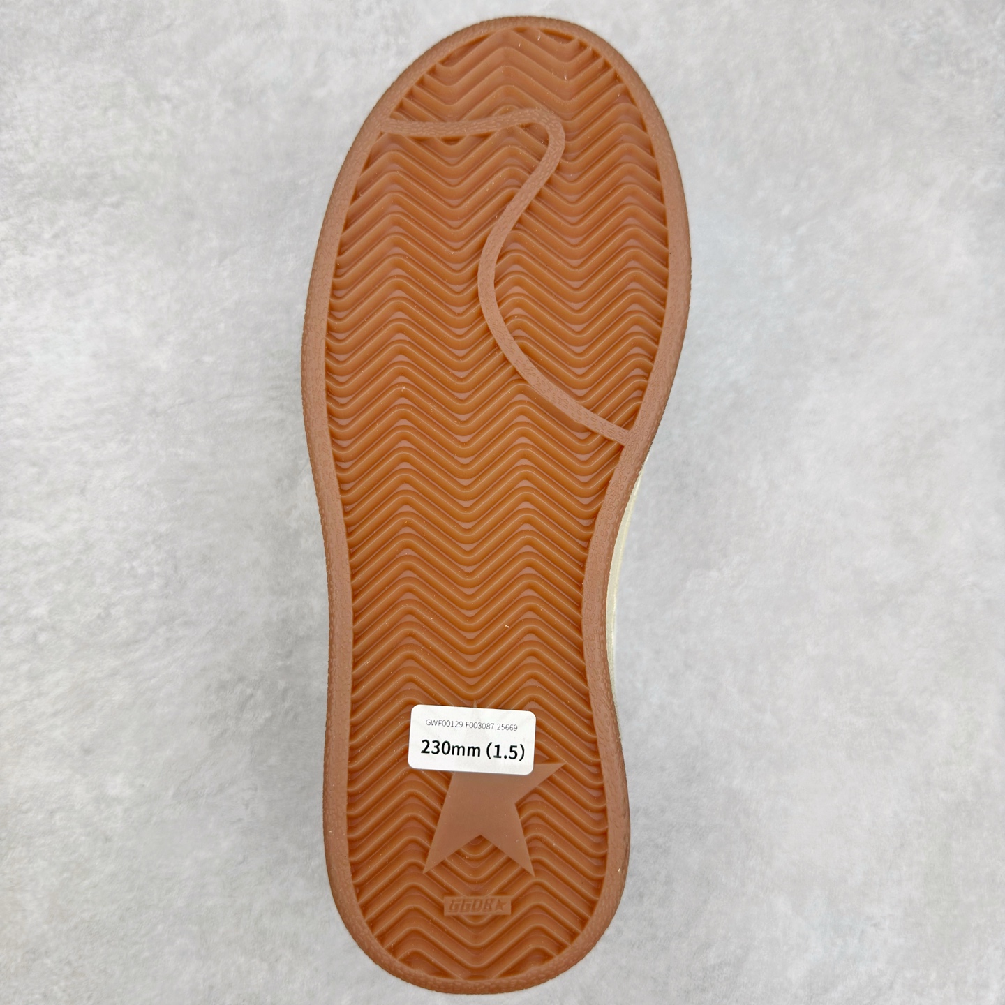 图片[9]-＃纯原 Golden Goose Super-Star GGDB 小脏鞋休闲时尚板鞋 设计有一种不修边幅的酷感 特意做旧彰显自由随性 百搭无挑剔 订制高端柔软皮革 纯手工制作压印Logo 手工刷洗上色打蜡 确保每一双鞋子的独一无二不管是版型还是材料和质感都已经大幅度的超越同市场其它版本 Super-Star运动鞋是Golden Goose的常绿植物 由于使用了创新的材料和饰面 它在每个季节都伴随着其系列 这款牛皮皮革模型的鞋跟饰有黑色皮革鞋跟 绒面革GGDB星星和金属宇样 标志性的复古外观 尺码：35/45-选品中心