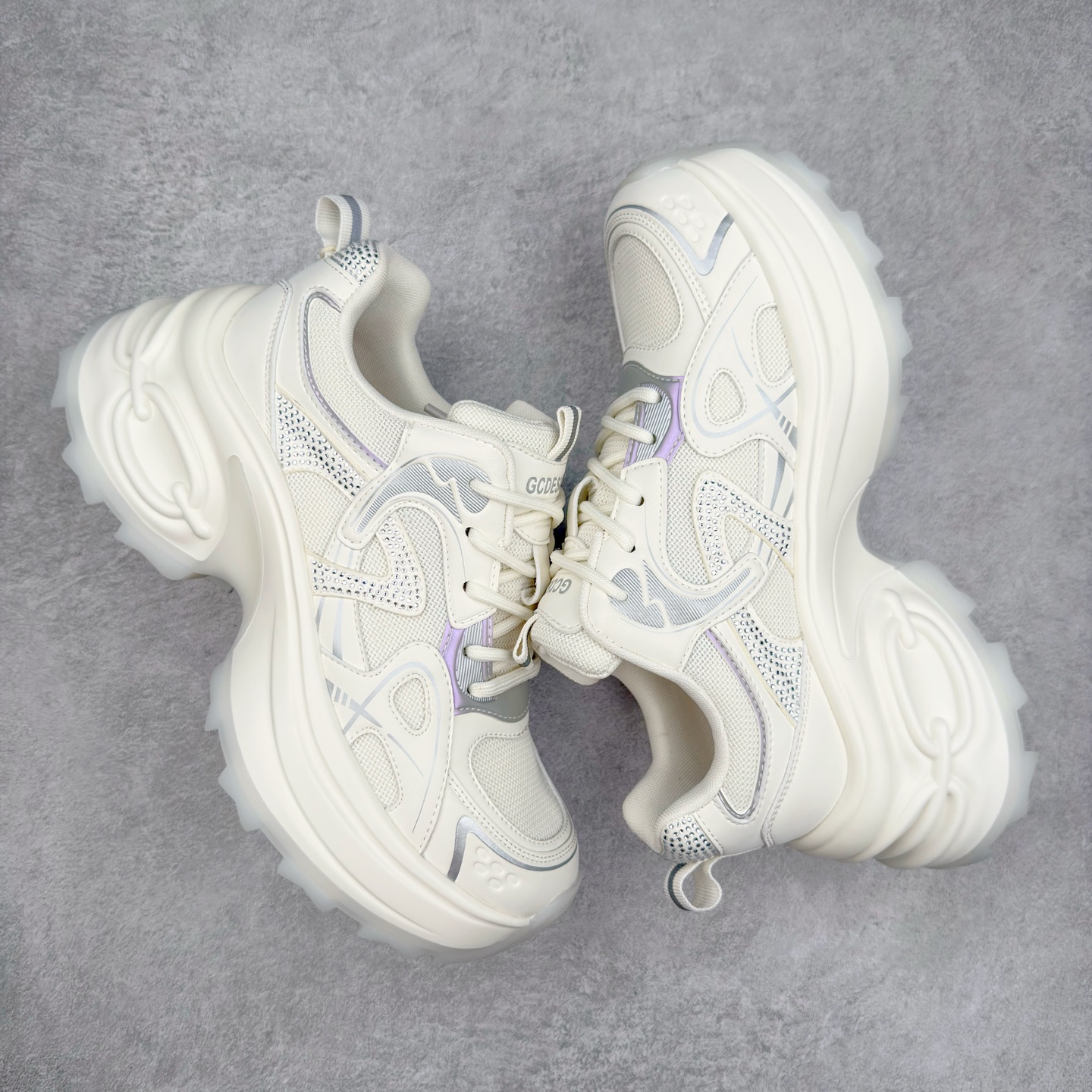 图片[3]-GG-CC 2025新款厚底增高休闲运动老爹鞋系列 广东大厂出品 7CM厚底增高 星河粒子 银白粉色 银角大王 完美细节 25ss春季新款厚底增高 大长腿 时髦look轻松定格 不费力展现率性氛围 高档银盒 酷帅机能风不规则设计大底 拼色造型设计 轻便舒适百搭 GGCC银白配色好温柔 三层组合月牙底 柔软有弹性的月牙底和增加舒适度显腿长的7cm增高 长时间走路和站立都不累脚舒适度和少女感 厚底增高 不管怎么搭都好看~尺码：35 36 37 38 39 40-选品中心