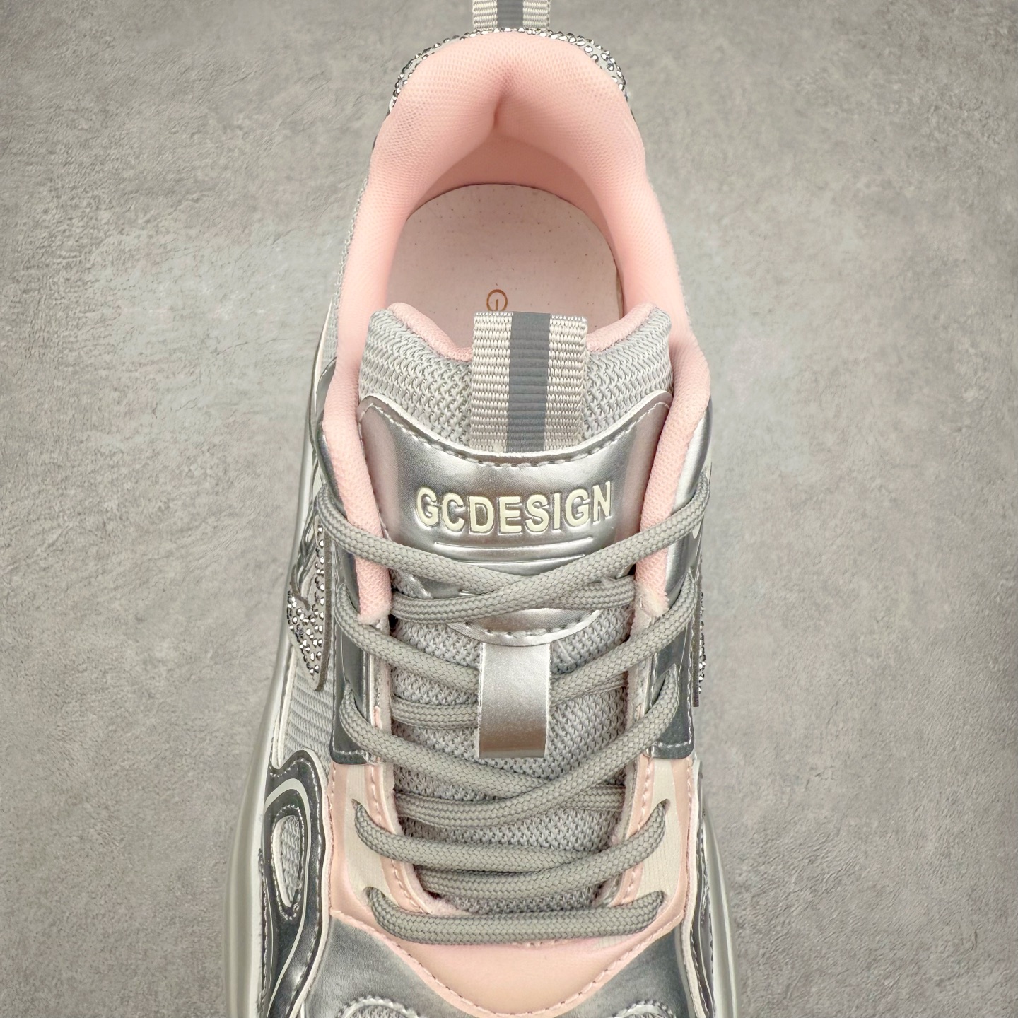 图片[5]-GG-CC 2025新款厚底增高休闲运动老爹鞋系列 广东大厂出品 7CM厚底增高 星河粒子 银白粉色 银角大王 完美细节 25ss春季新款厚底增高 大长腿 时髦look轻松定格 不费力展现率性氛围 高档银盒 酷帅机能风不规则设计大底 拼色造型设计 轻便舒适百搭 GGCC银白配色好温柔 三层组合月牙底 柔软有弹性的月牙底和增加舒适度显腿长的7cm增高 长时间走路和站立都不累脚舒适度和少女感 厚底增高 不管怎么搭都好看~尺码：35 36 37 38 39 40-选品中心