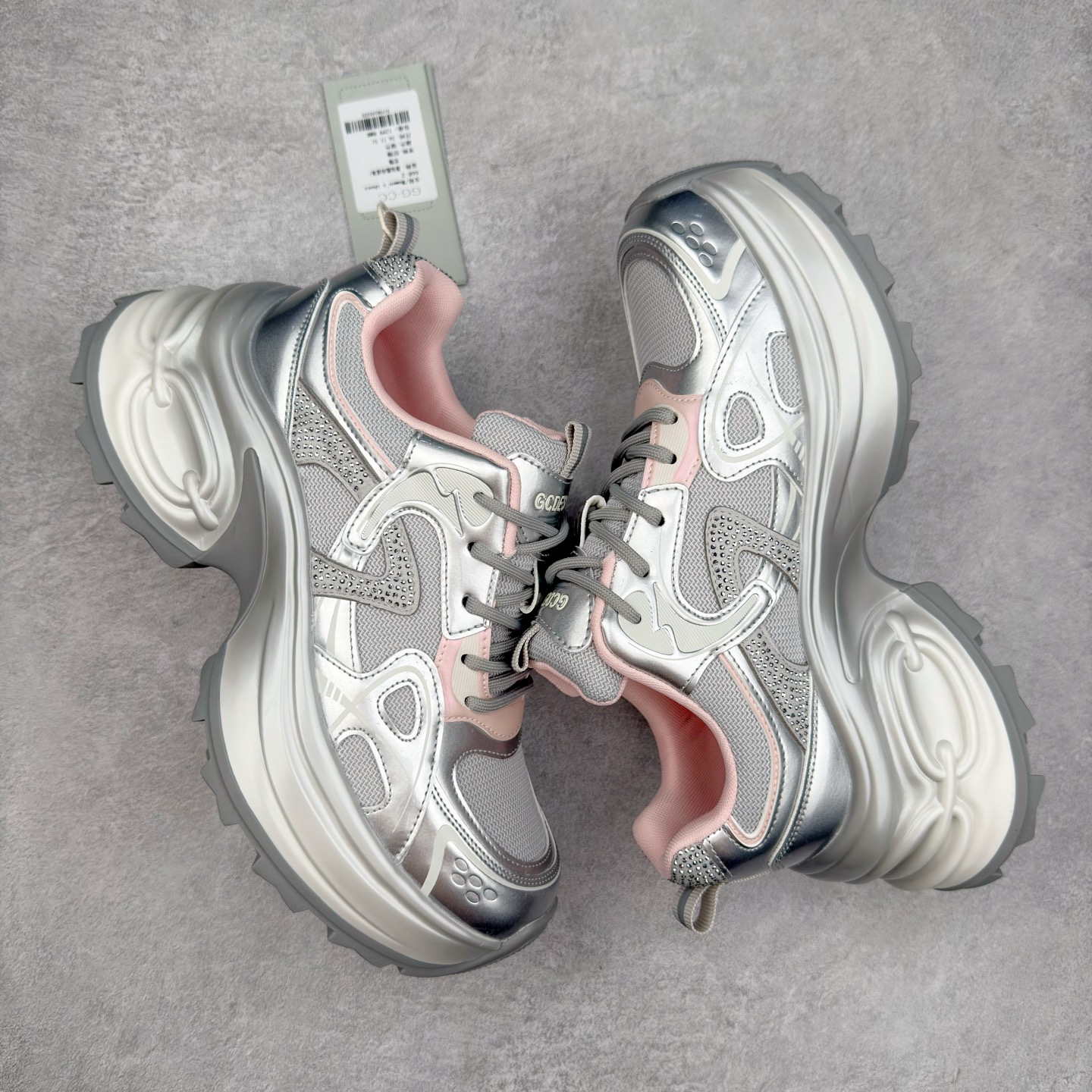 图片[3]-GG-CC 2025新款厚底增高休闲运动老爹鞋系列 广东大厂出品 7CM厚底增高 星河粒子 银白粉色 银角大王 完美细节 25ss春季新款厚底增高 大长腿 时髦look轻松定格 不费力展现率性氛围 高档银盒 酷帅机能风不规则设计大底 拼色造型设计 轻便舒适百搭 GGCC银白配色好温柔 三层组合月牙底 柔软有弹性的月牙底和增加舒适度显腿长的7cm增高 长时间走路和站立都不累脚舒适度和少女感 厚底增高 不管怎么搭都好看~尺码：35 36 37 38 39 40-选品中心