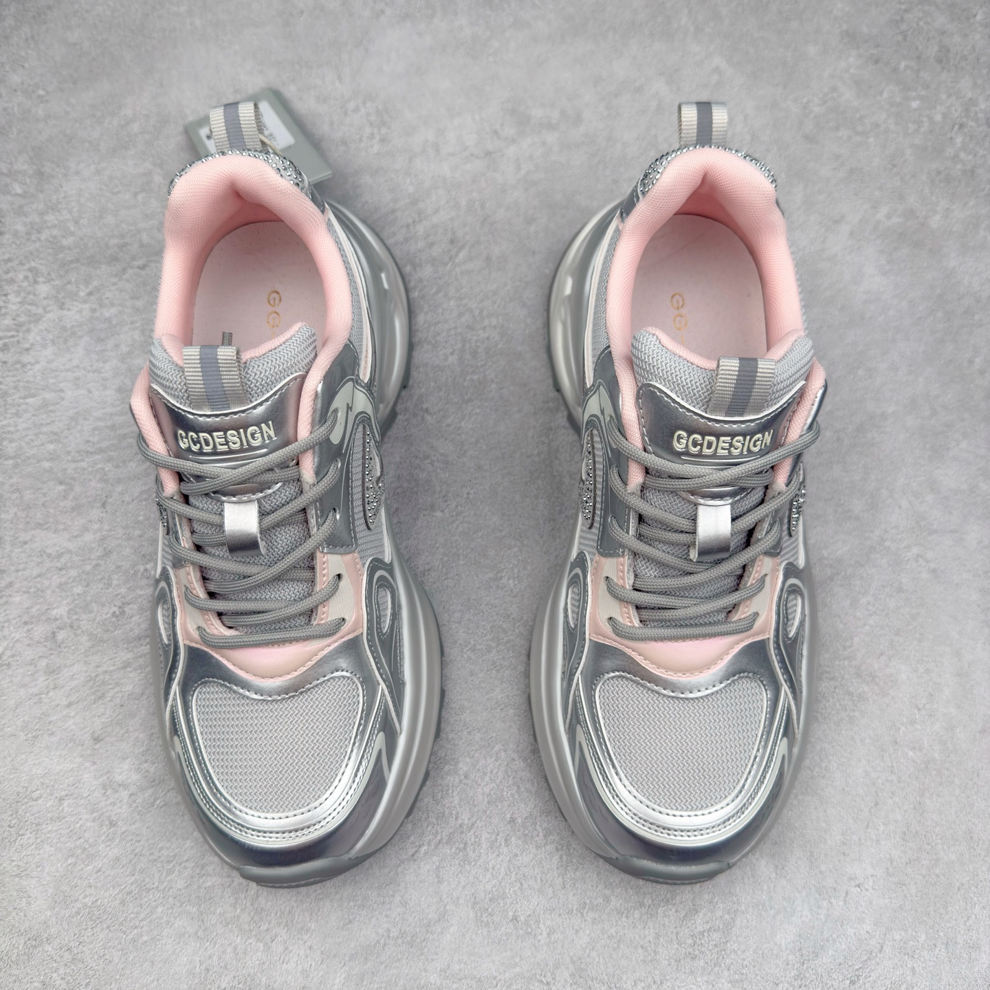 图片[2]-GG-CC 2025新款厚底增高休闲运动老爹鞋系列 广东大厂出品 7CM厚底增高 星河粒子 银白粉色 银角大王 完美细节 25ss春季新款厚底增高 大长腿 时髦look轻松定格 不费力展现率性氛围 高档银盒 酷帅机能风不规则设计大底 拼色造型设计 轻便舒适百搭 GGCC银白配色好温柔 三层组合月牙底 柔软有弹性的月牙底和增加舒适度显腿长的7cm增高 长时间走路和站立都不累脚舒适度和少女感 厚底增高 不管怎么搭都好看~尺码：35 36 37 38 39 40-选品中心