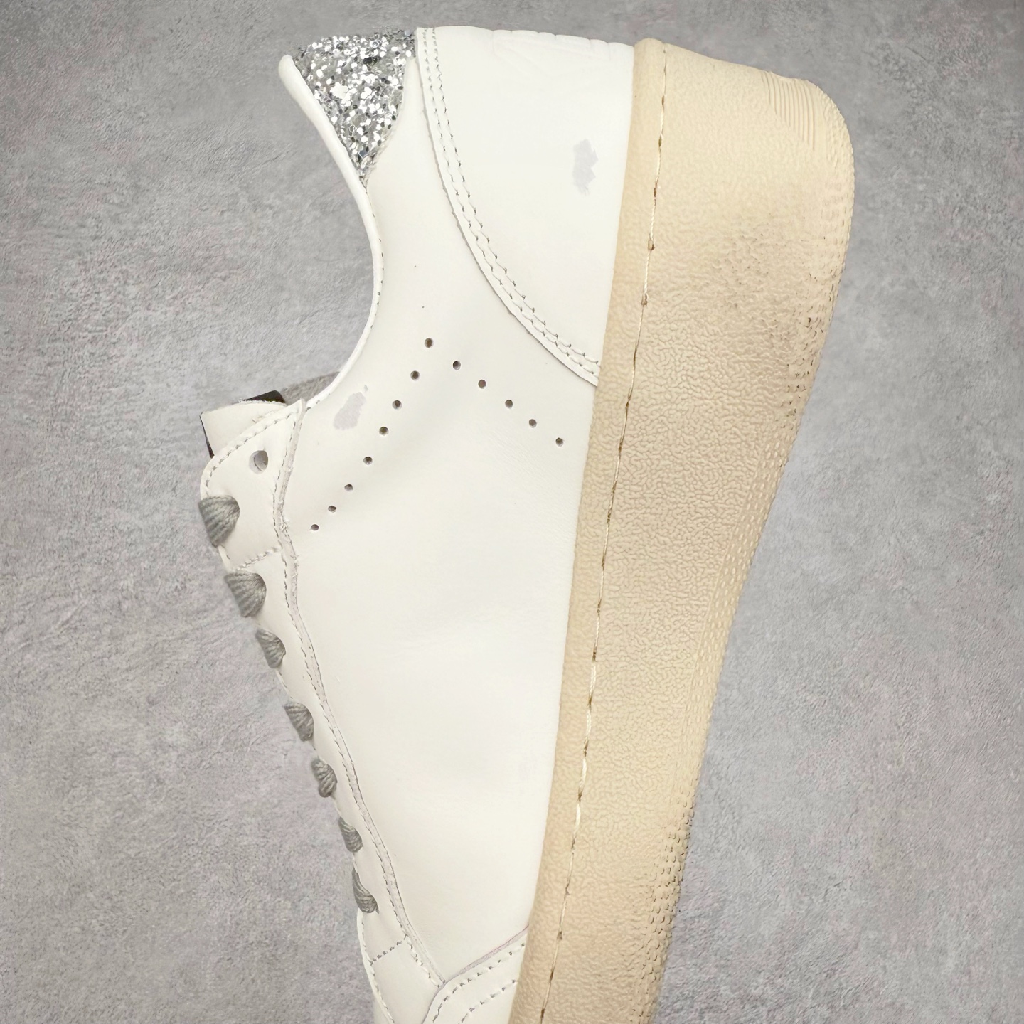 图片[7]-＃纯原 Golden Goose Super-Star GGDB 小脏鞋休闲时尚板鞋 设计有一种不修边幅的酷感 特意做旧彰显自由随性 百搭无挑剔 订制高端柔软皮革 纯手工制作压印Logo 手工刷洗上色打蜡 确保每一双鞋子的独一无二不管是版型还是材料和质感都已经大幅度的超越同市场其它版本 Super-Star运动鞋是Golden Goose的常绿植物 由于使用了创新的材料和饰面 它在每个季节都伴随着其系列 这款牛皮皮革模型的鞋跟饰有黑色皮革鞋跟 绒面革GGDB星星和金属宇样 标志性的复古外观 尺码：35/45-选品中心