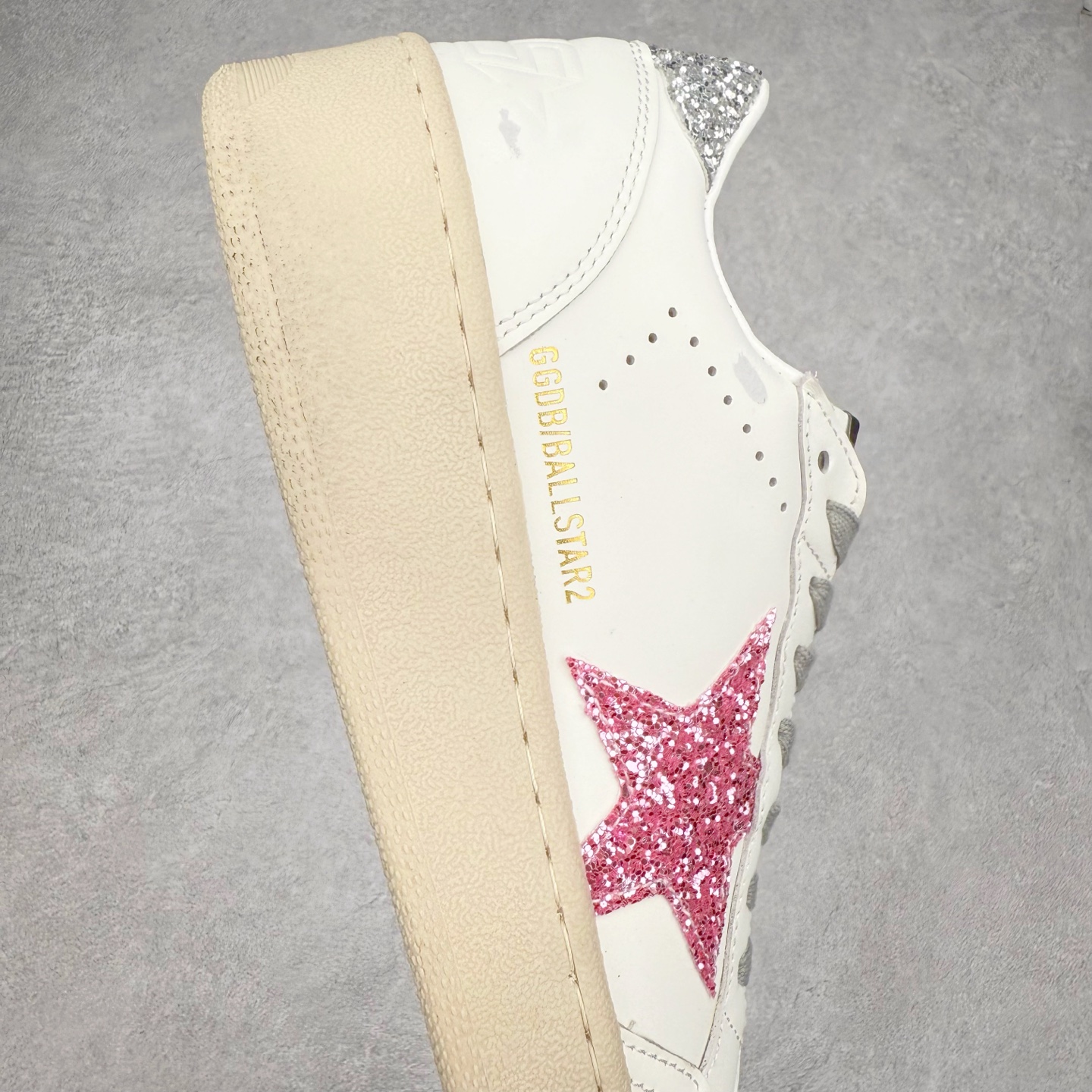 图片[6]-＃纯原 Golden Goose Super-Star GGDB 小脏鞋休闲时尚板鞋 设计有一种不修边幅的酷感 特意做旧彰显自由随性 百搭无挑剔 订制高端柔软皮革 纯手工制作压印Logo 手工刷洗上色打蜡 确保每一双鞋子的独一无二不管是版型还是材料和质感都已经大幅度的超越同市场其它版本 Super-Star运动鞋是Golden Goose的常绿植物 由于使用了创新的材料和饰面 它在每个季节都伴随着其系列 这款牛皮皮革模型的鞋跟饰有黑色皮革鞋跟 绒面革GGDB星星和金属宇样 标志性的复古外观 尺码：35/45-选品中心