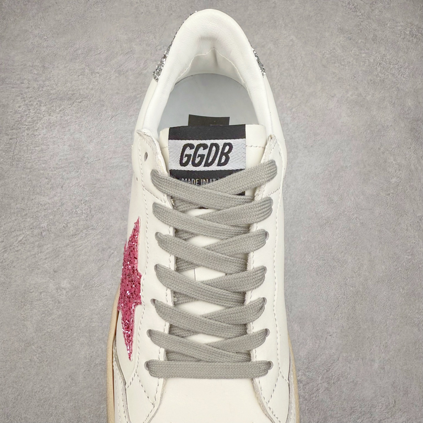 图片[5]-＃纯原 Golden Goose Super-Star GGDB 小脏鞋休闲时尚板鞋 设计有一种不修边幅的酷感 特意做旧彰显自由随性 百搭无挑剔 订制高端柔软皮革 纯手工制作压印Logo 手工刷洗上色打蜡 确保每一双鞋子的独一无二不管是版型还是材料和质感都已经大幅度的超越同市场其它版本 Super-Star运动鞋是Golden Goose的常绿植物 由于使用了创新的材料和饰面 它在每个季节都伴随着其系列 这款牛皮皮革模型的鞋跟饰有黑色皮革鞋跟 绒面革GGDB星星和金属宇样 标志性的复古外观 尺码：35/45-选品中心