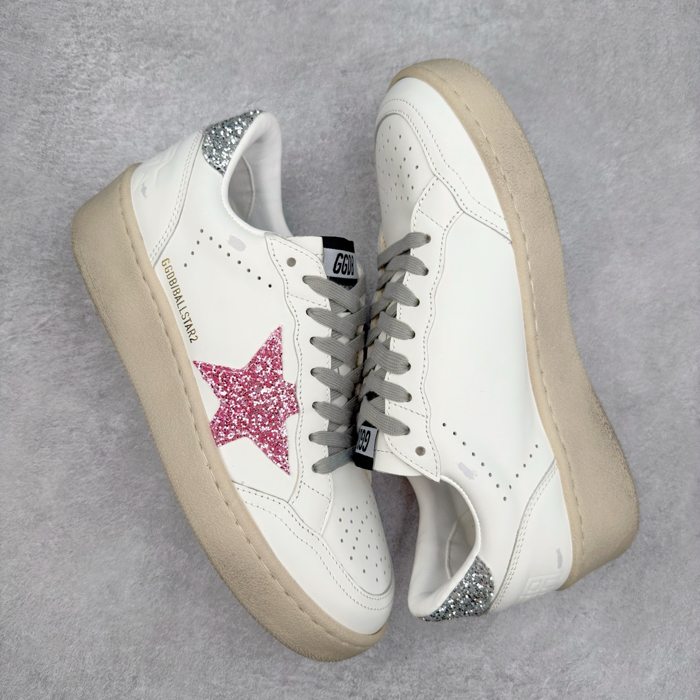 图片[3]-＃纯原 Golden Goose Super-Star GGDB 小脏鞋休闲时尚板鞋 设计有一种不修边幅的酷感 特意做旧彰显自由随性 百搭无挑剔 订制高端柔软皮革 纯手工制作压印Logo 手工刷洗上色打蜡 确保每一双鞋子的独一无二不管是版型还是材料和质感都已经大幅度的超越同市场其它版本 Super-Star运动鞋是Golden Goose的常绿植物 由于使用了创新的材料和饰面 它在每个季节都伴随着其系列 这款牛皮皮革模型的鞋跟饰有黑色皮革鞋跟 绒面革GGDB星星和金属宇样 标志性的复古外观 尺码：35/45-选品中心