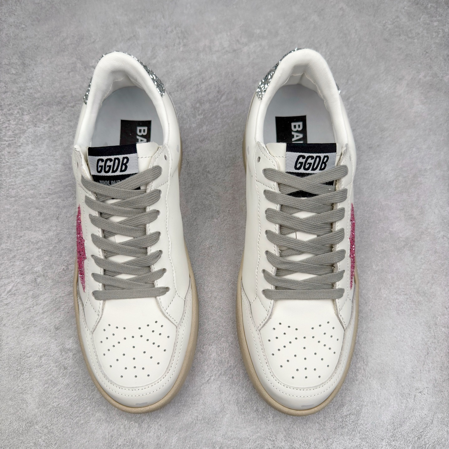 图片[2]-＃纯原 Golden Goose Super-Star GGDB 小脏鞋休闲时尚板鞋 设计有一种不修边幅的酷感 特意做旧彰显自由随性 百搭无挑剔 订制高端柔软皮革 纯手工制作压印Logo 手工刷洗上色打蜡 确保每一双鞋子的独一无二不管是版型还是材料和质感都已经大幅度的超越同市场其它版本 Super-Star运动鞋是Golden Goose的常绿植物 由于使用了创新的材料和饰面 它在每个季节都伴随着其系列 这款牛皮皮革模型的鞋跟饰有黑色皮革鞋跟 绒面革GGDB星星和金属宇样 标志性的复古外观 尺码：35/45-选品中心