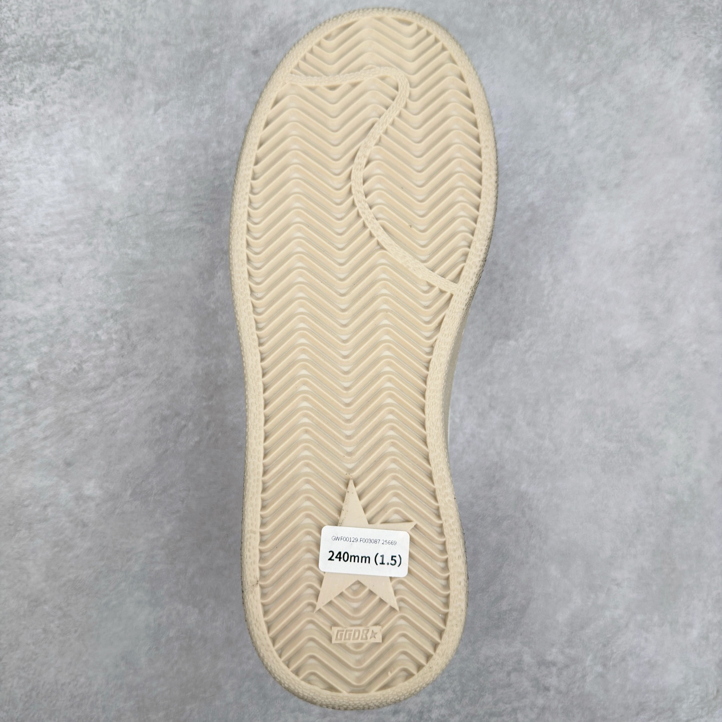 图片[9]-＃纯原 Golden Goose Super-Star GGDB 小脏鞋休闲时尚板鞋 设计有一种不修边幅的酷感 特意做旧彰显自由随性 百搭无挑剔 订制高端柔软皮革 纯手工制作压印Logo 手工刷洗上色打蜡 确保每一双鞋子的独一无二不管是版型还是材料和质感都已经大幅度的超越同市场其它版本 Super-Star运动鞋是Golden Goose的常绿植物 由于使用了创新的材料和饰面 它在每个季节都伴随着其系列 这款牛皮皮革模型的鞋跟饰有黑色皮革鞋跟 绒面革GGDB星星和金属宇样 标志性的复古外观 尺码：35/45-选品中心