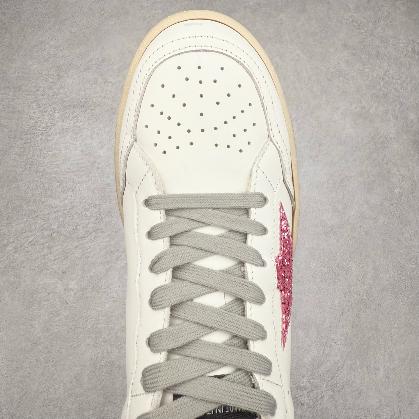 图片[4]-＃纯原 Golden Goose Super-Star GGDB 小脏鞋休闲时尚板鞋 设计有一种不修边幅的酷感 特意做旧彰显自由随性 百搭无挑剔 订制高端柔软皮革 纯手工制作压印Logo 手工刷洗上色打蜡 确保每一双鞋子的独一无二不管是版型还是材料和质感都已经大幅度的超越同市场其它版本 Super-Star运动鞋是Golden Goose的常绿植物 由于使用了创新的材料和饰面 它在每个季节都伴随着其系列 这款牛皮皮革模型的鞋跟饰有黑色皮革鞋跟 绒面革GGDB星星和金属宇样 标志性的复古外观 尺码：35/45-选品中心