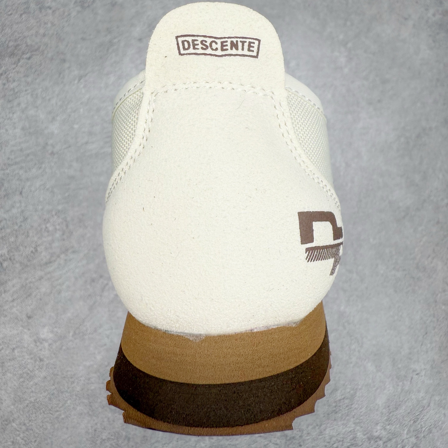 图片[8]-DESCENTE Sport Style Chron Racer迪桑特舒适百搭防滑耐磨低帮生活休闲鞋 是一款集复古与现代于一体的低帮跑步鞋 简洁的牛皮鞋面不仅彰显出时尚的质感 还适用于多种场合的穿搭 这款鞋子的透气性能极佳 轻质弹性鞋底则提供了良好的舒适度和耐磨性 使你在行走或跑步时都能感受到脚底的柔软与支撑 尺码：36 36.5 37.5 38 38.5 39 40 40.5 41 42 42.5 43 44 44.5 45-选品中心