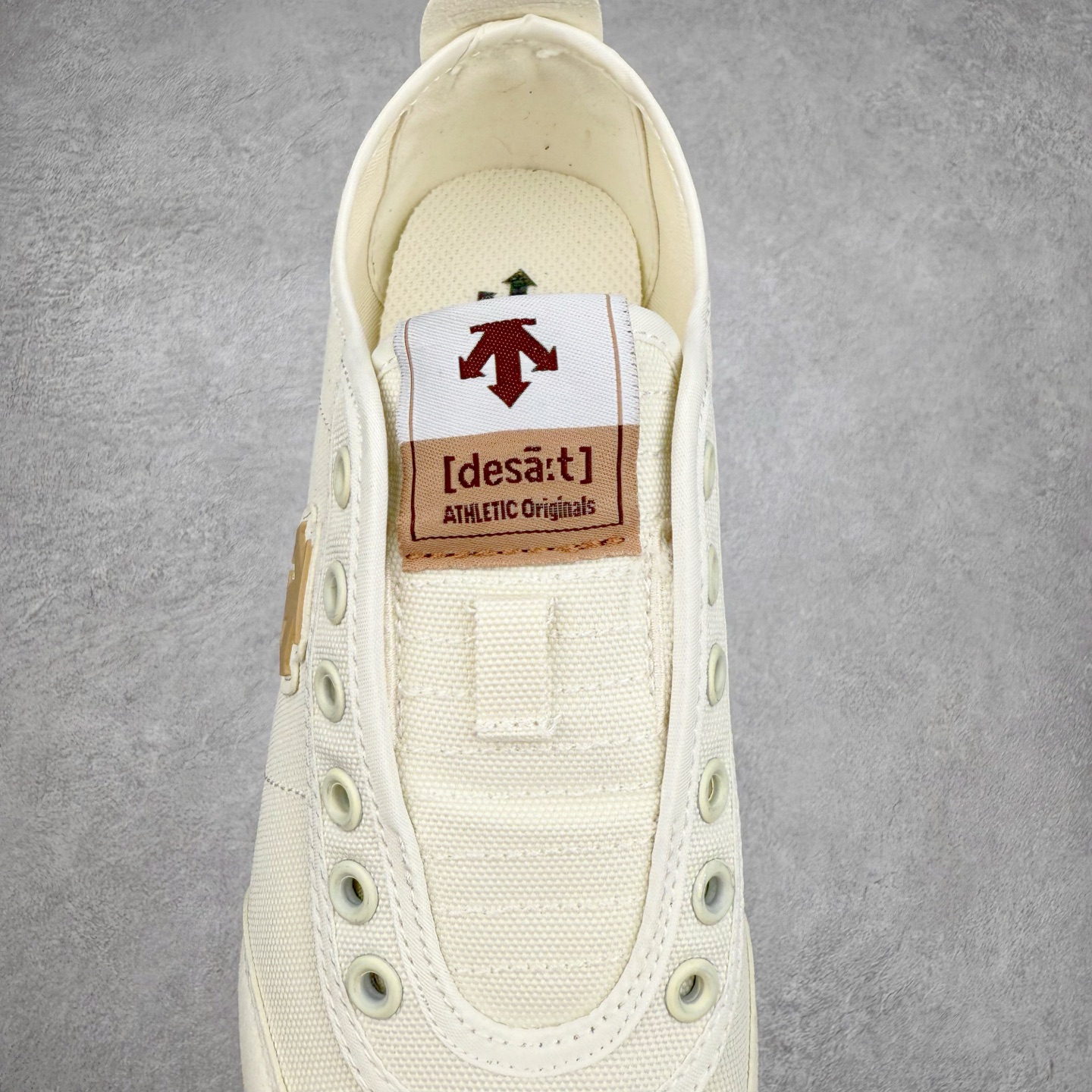 图片[5]-DESCENTE Sport Style Chron Racer迪桑特舒适百搭防滑耐磨低帮生活休闲鞋 是一款集复古与现代于一体的低帮跑步鞋 简洁的牛皮鞋面不仅彰显出时尚的质感 还适用于多种场合的穿搭 这款鞋子的透气性能极佳 轻质弹性鞋底则提供了良好的舒适度和耐磨性 使你在行走或跑步时都能感受到脚底的柔软与支撑 尺码：36 36.5 37.5 38 38.5 39 40 40.5 41 42 42.5 43 44 44.5 45-选品中心