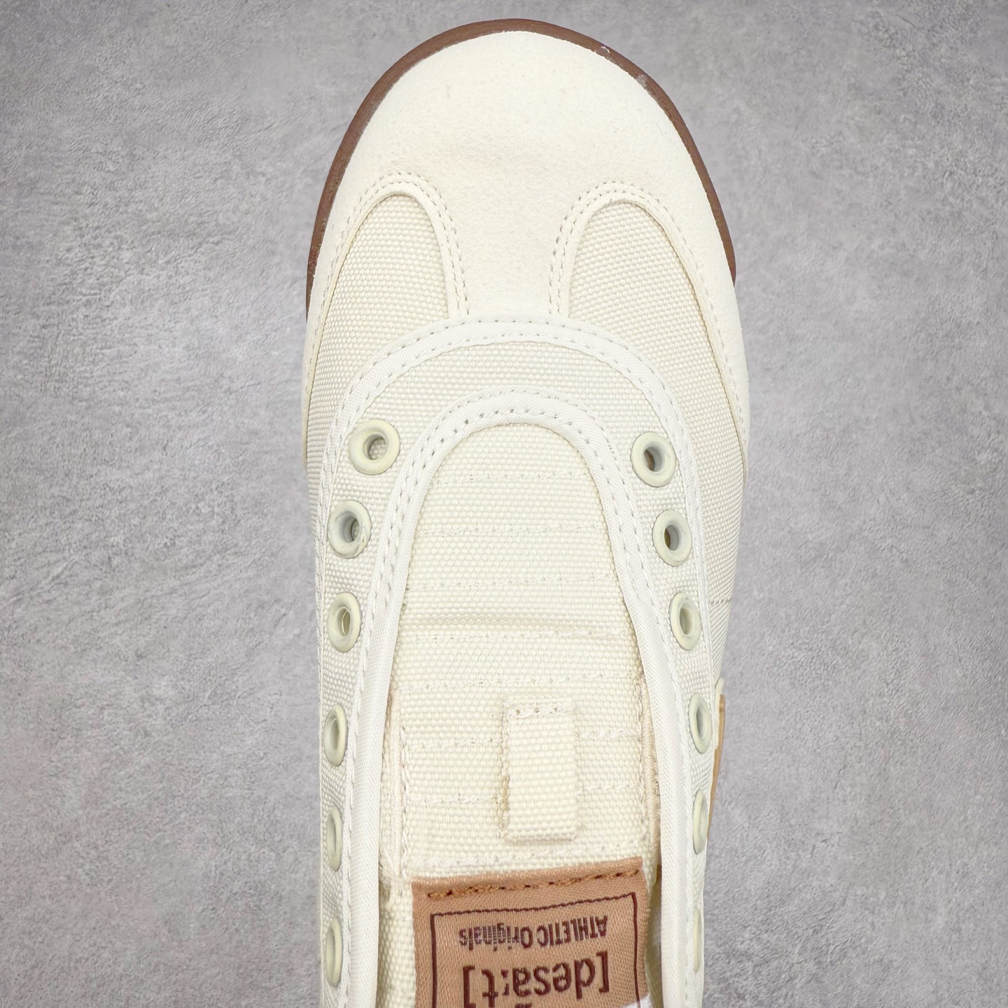 图片[4]-DESCENTE Sport Style Chron Racer迪桑特舒适百搭防滑耐磨低帮生活休闲鞋 是一款集复古与现代于一体的低帮跑步鞋 简洁的牛皮鞋面不仅彰显出时尚的质感 还适用于多种场合的穿搭 这款鞋子的透气性能极佳 轻质弹性鞋底则提供了良好的舒适度和耐磨性 使你在行走或跑步时都能感受到脚底的柔软与支撑 尺码：36 36.5 37.5 38 38.5 39 40 40.5 41 42 42.5 43 44 44.5 45-选品中心