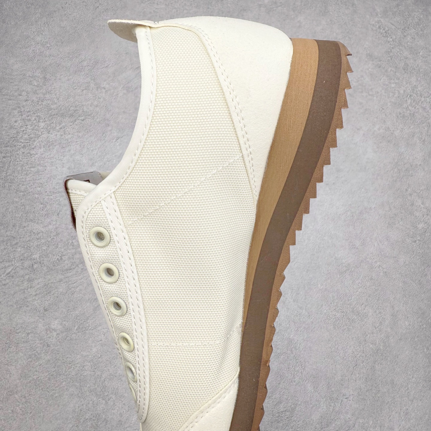 图片[7]-DESCENTE Sport Style Chron Racer迪桑特舒适百搭防滑耐磨低帮生活休闲鞋 是一款集复古与现代于一体的低帮跑步鞋 简洁的牛皮鞋面不仅彰显出时尚的质感 还适用于多种场合的穿搭 这款鞋子的透气性能极佳 轻质弹性鞋底则提供了良好的舒适度和耐磨性 使你在行走或跑步时都能感受到脚底的柔软与支撑 尺码：36 36.5 37.5 38 38.5 39 40 40.5 41 42 42.5 43 44 44.5 45-选品中心