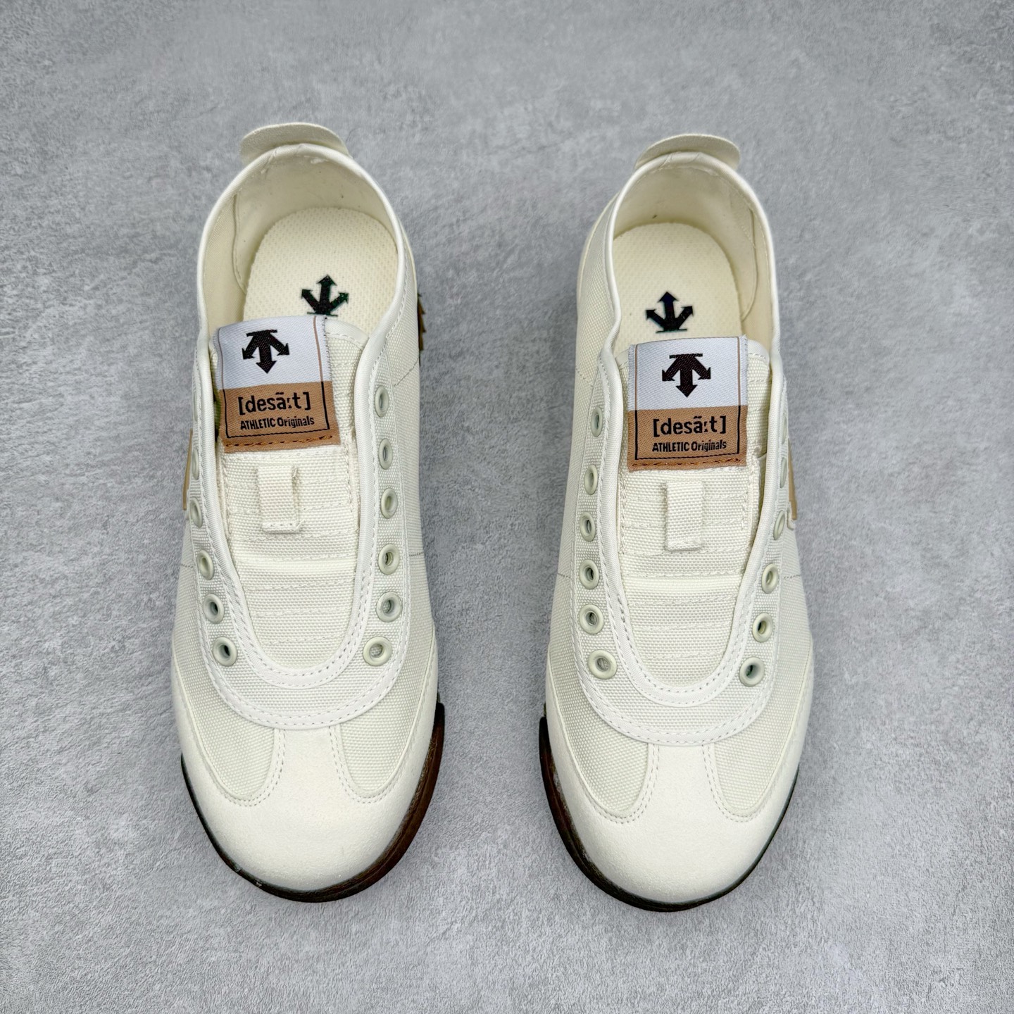 图片[2]-DESCENTE Sport Style Chron Racer迪桑特舒适百搭防滑耐磨低帮生活休闲鞋 是一款集复古与现代于一体的低帮跑步鞋 简洁的牛皮鞋面不仅彰显出时尚的质感 还适用于多种场合的穿搭 这款鞋子的透气性能极佳 轻质弹性鞋底则提供了良好的舒适度和耐磨性 使你在行走或跑步时都能感受到脚底的柔软与支撑 尺码：36 36.5 37.5 38 38.5 39 40 40.5 41 42 42.5 43 44 44.5 45-选品中心