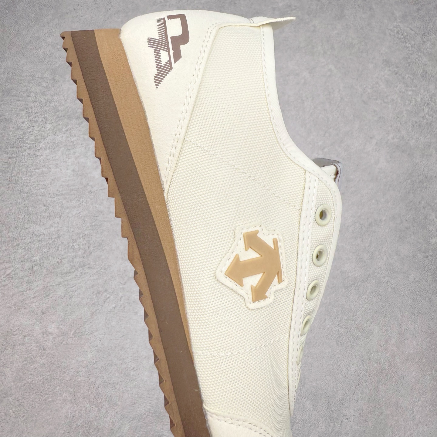 图片[6]-DESCENTE Sport Style Chron Racer迪桑特舒适百搭防滑耐磨低帮生活休闲鞋 是一款集复古与现代于一体的低帮跑步鞋 简洁的牛皮鞋面不仅彰显出时尚的质感 还适用于多种场合的穿搭 这款鞋子的透气性能极佳 轻质弹性鞋底则提供了良好的舒适度和耐磨性 使你在行走或跑步时都能感受到脚底的柔软与支撑 尺码：36 36.5 37.5 38 38.5 39 40 40.5 41 42 42.5 43 44 44.5 45-选品中心