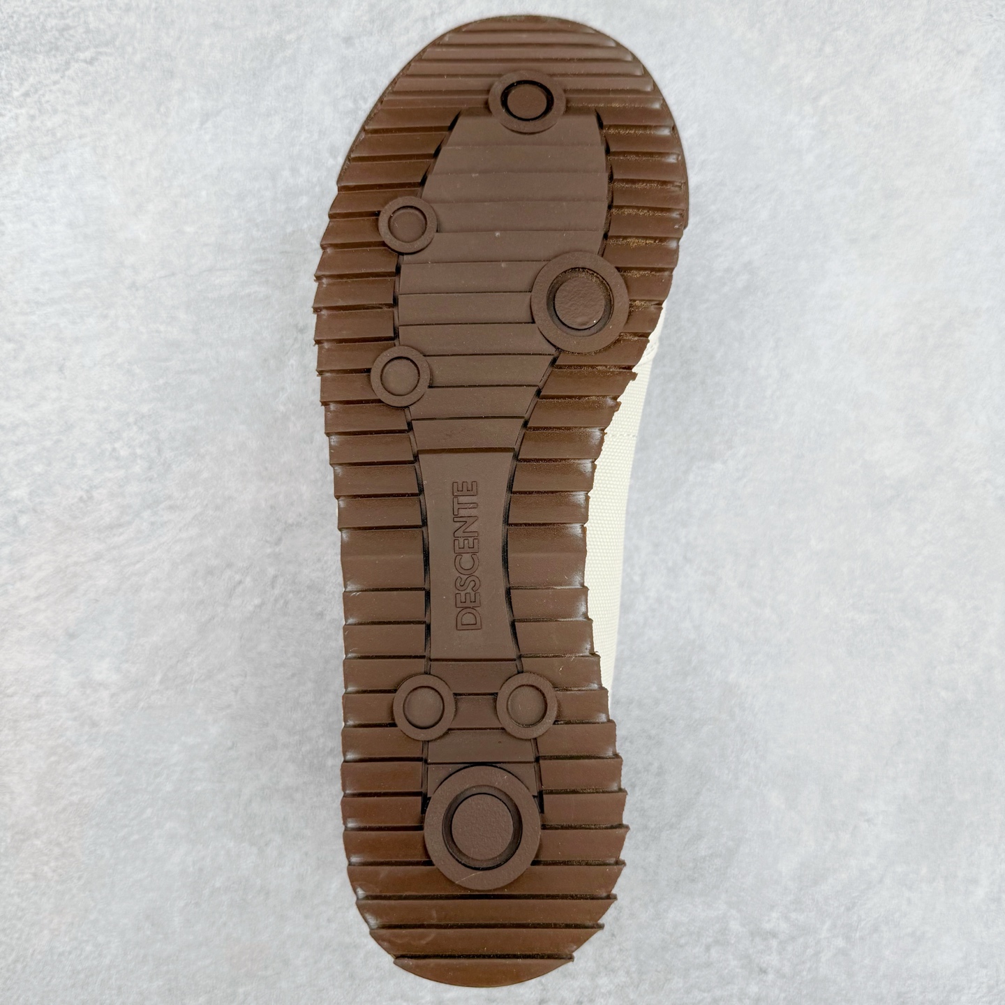 图片[9]-DESCENTE Sport Style Chron Racer迪桑特舒适百搭防滑耐磨低帮生活休闲鞋 是一款集复古与现代于一体的低帮跑步鞋 简洁的牛皮鞋面不仅彰显出时尚的质感 还适用于多种场合的穿搭 这款鞋子的透气性能极佳 轻质弹性鞋底则提供了良好的舒适度和耐磨性 使你在行走或跑步时都能感受到脚底的柔软与支撑 尺码：36 36.5 37.5 38 38.5 39 40 40.5 41 42 42.5 43 44 44.5 45-选品中心