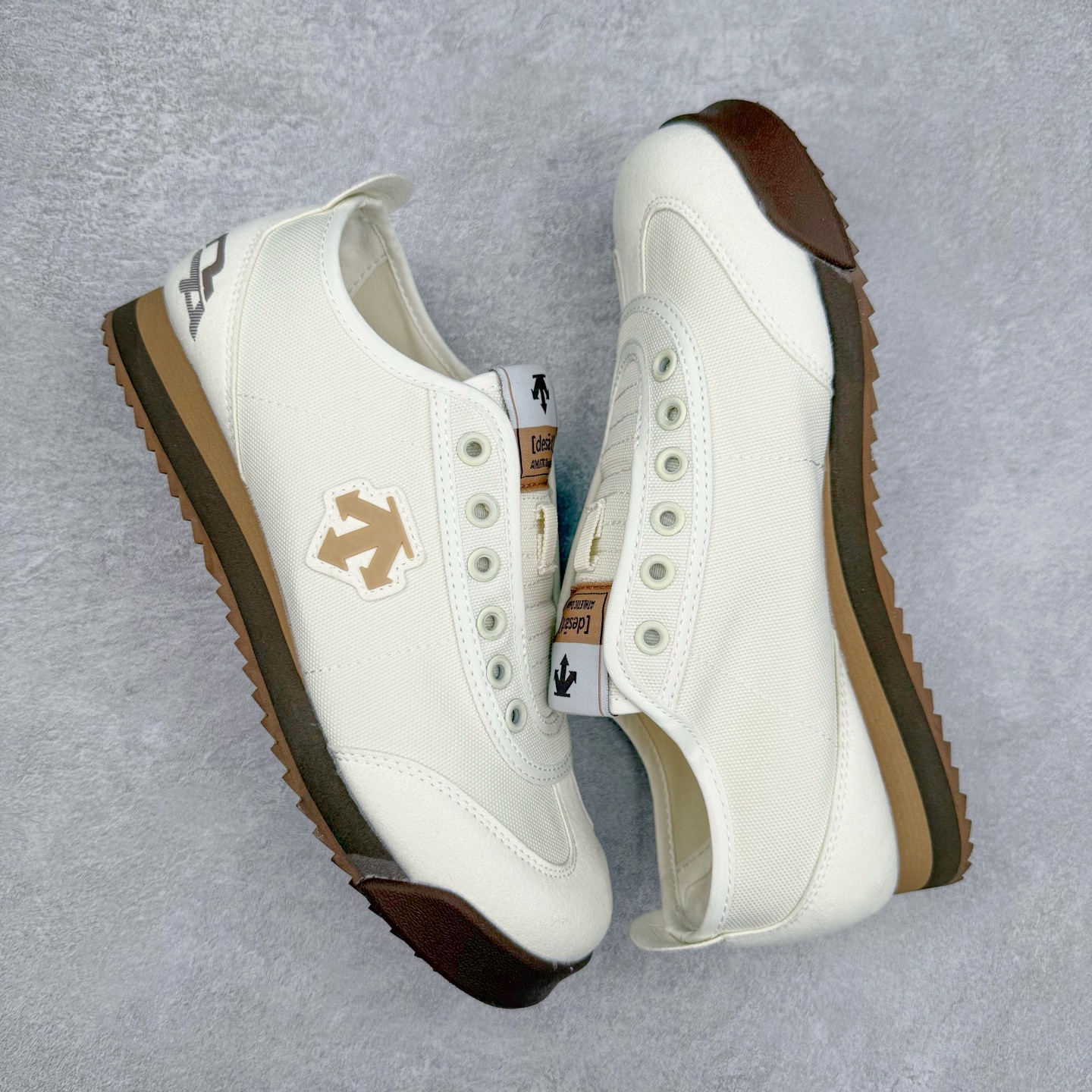 图片[3]-DESCENTE Sport Style Chron Racer迪桑特舒适百搭防滑耐磨低帮生活休闲鞋 是一款集复古与现代于一体的低帮跑步鞋 简洁的牛皮鞋面不仅彰显出时尚的质感 还适用于多种场合的穿搭 这款鞋子的透气性能极佳 轻质弹性鞋底则提供了良好的舒适度和耐磨性 使你在行走或跑步时都能感受到脚底的柔软与支撑 尺码：36 36.5 37.5 38 38.5 39 40 40.5 41 42 42.5 43 44 44.5 45-选品中心