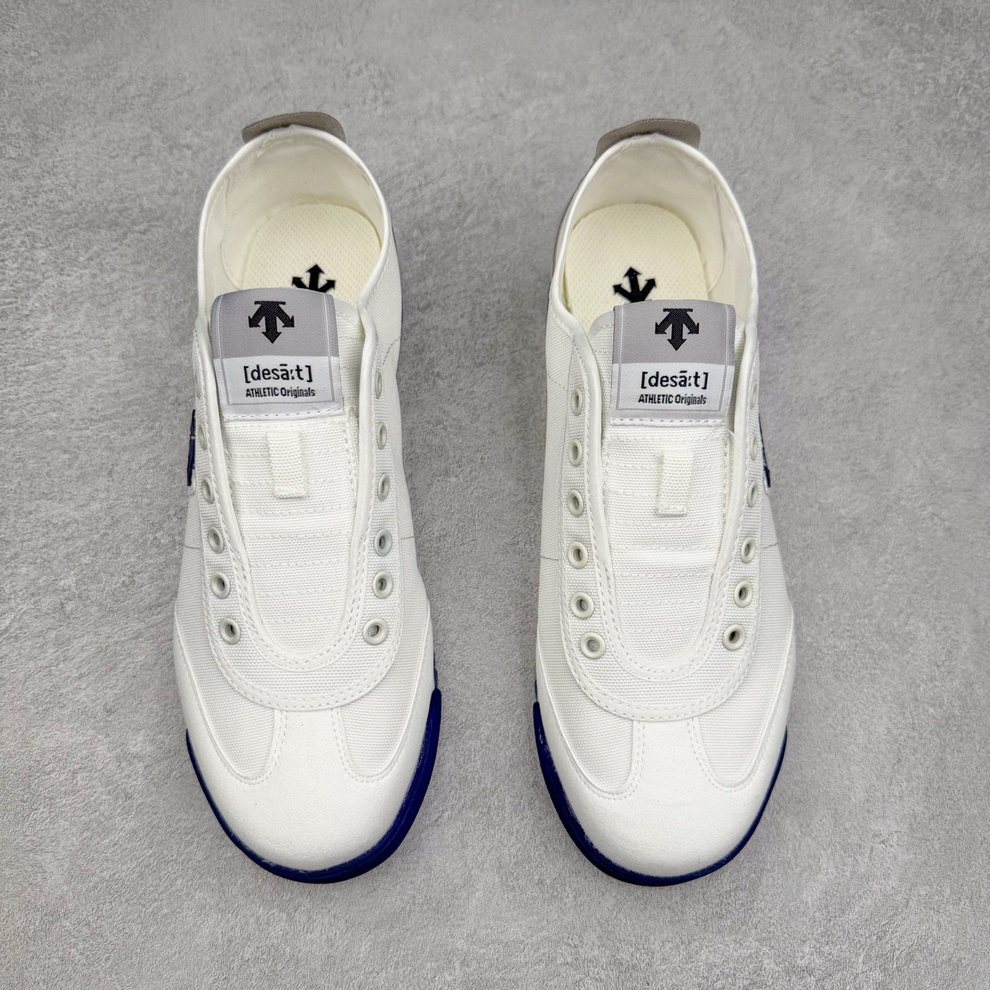 图片[2]-DESCENTE Sport Style Chron Racer迪桑特舒适百搭防滑耐磨低帮生活休闲鞋 是一款集复古与现代于一体的低帮跑步鞋 简洁的牛皮鞋面不仅彰显出时尚的质感 还适用于多种场合的穿搭 这款鞋子的透气性能极佳 轻质弹性鞋底则提供了良好的舒适度和耐磨性 使你在行走或跑步时都能感受到脚底的柔软与支撑 尺码：36 36.5 37.5 38 38.5 39 40 40.5 41 42 42.5 43 44 44.5 45-选品中心