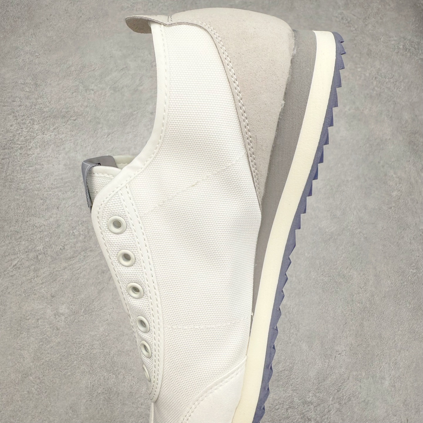 图片[7]-DESCENTE Sport Style Chron Racer迪桑特舒适百搭防滑耐磨低帮生活休闲鞋 是一款集复古与现代于一体的低帮跑步鞋 简洁的牛皮鞋面不仅彰显出时尚的质感 还适用于多种场合的穿搭 这款鞋子的透气性能极佳 轻质弹性鞋底则提供了良好的舒适度和耐磨性 使你在行走或跑步时都能感受到脚底的柔软与支撑 尺码：36 36.5 37.5 38 38.5 39 40 40.5 41 42 42.5 43 44 44.5 45-选品中心