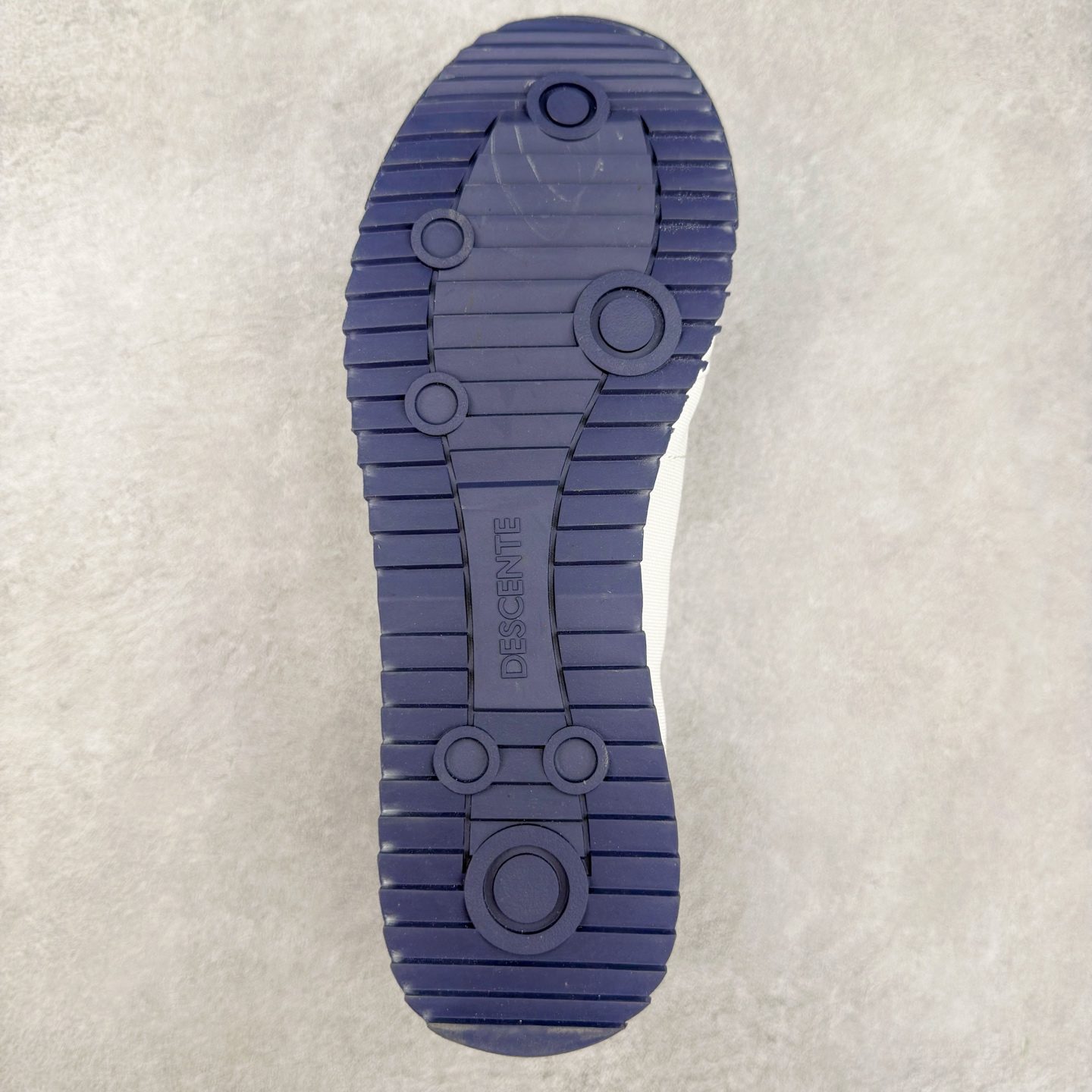 图片[9]-DESCENTE Sport Style Chron Racer迪桑特舒适百搭防滑耐磨低帮生活休闲鞋 是一款集复古与现代于一体的低帮跑步鞋 简洁的牛皮鞋面不仅彰显出时尚的质感 还适用于多种场合的穿搭 这款鞋子的透气性能极佳 轻质弹性鞋底则提供了良好的舒适度和耐磨性 使你在行走或跑步时都能感受到脚底的柔软与支撑 尺码：36 36.5 37.5 38 38.5 39 40 40.5 41 42 42.5 43 44 44.5 45-选品中心