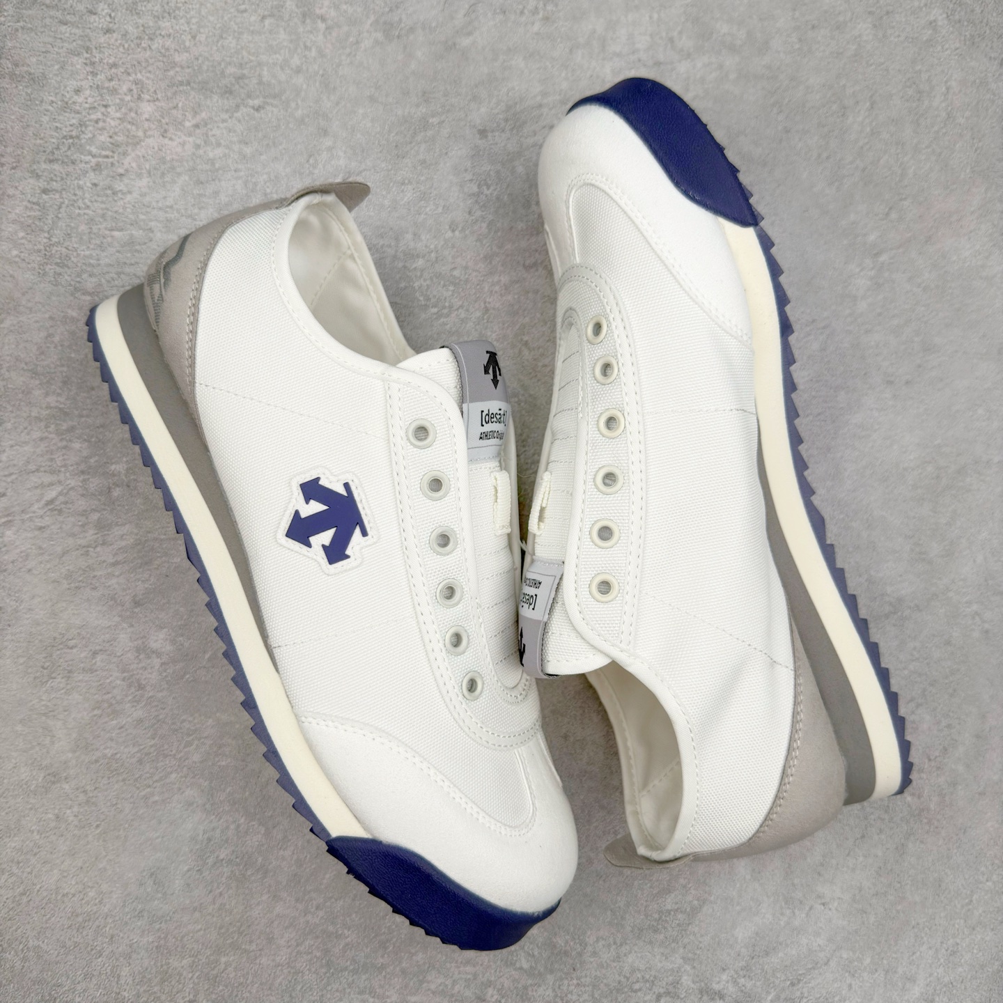 图片[3]-DESCENTE Sport Style Chron Racer迪桑特舒适百搭防滑耐磨低帮生活休闲鞋 是一款集复古与现代于一体的低帮跑步鞋 简洁的牛皮鞋面不仅彰显出时尚的质感 还适用于多种场合的穿搭 这款鞋子的透气性能极佳 轻质弹性鞋底则提供了良好的舒适度和耐磨性 使你在行走或跑步时都能感受到脚底的柔软与支撑 尺码：36 36.5 37.5 38 38.5 39 40 40.5 41 42 42.5 43 44 44.5 45-选品中心