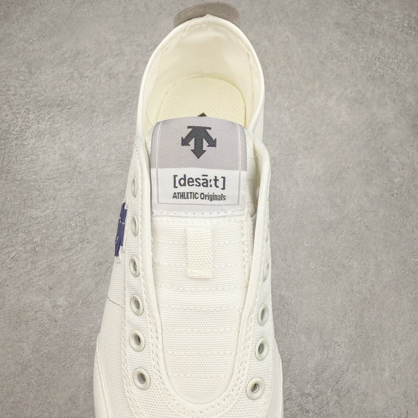 图片[5]-DESCENTE Sport Style Chron Racer迪桑特舒适百搭防滑耐磨低帮生活休闲鞋 是一款集复古与现代于一体的低帮跑步鞋 简洁的牛皮鞋面不仅彰显出时尚的质感 还适用于多种场合的穿搭 这款鞋子的透气性能极佳 轻质弹性鞋底则提供了良好的舒适度和耐磨性 使你在行走或跑步时都能感受到脚底的柔软与支撑 尺码：36 36.5 37.5 38 38.5 39 40 40.5 41 42 42.5 43 44 44.5 45-选品中心