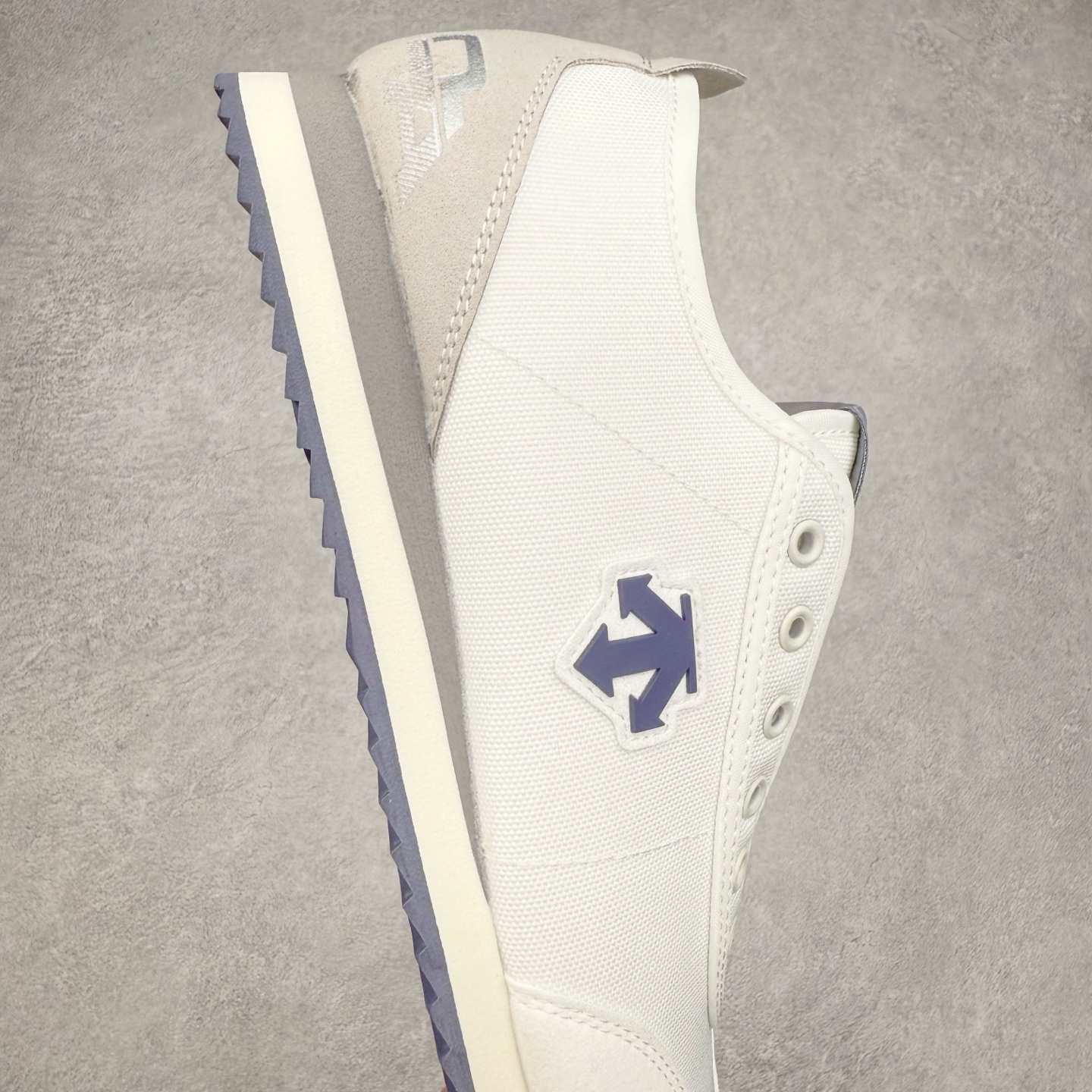 图片[6]-DESCENTE Sport Style Chron Racer迪桑特舒适百搭防滑耐磨低帮生活休闲鞋 是一款集复古与现代于一体的低帮跑步鞋 简洁的牛皮鞋面不仅彰显出时尚的质感 还适用于多种场合的穿搭 这款鞋子的透气性能极佳 轻质弹性鞋底则提供了良好的舒适度和耐磨性 使你在行走或跑步时都能感受到脚底的柔软与支撑 尺码：36 36.5 37.5 38 38.5 39 40 40.5 41 42 42.5 43 44 44.5 45-选品中心