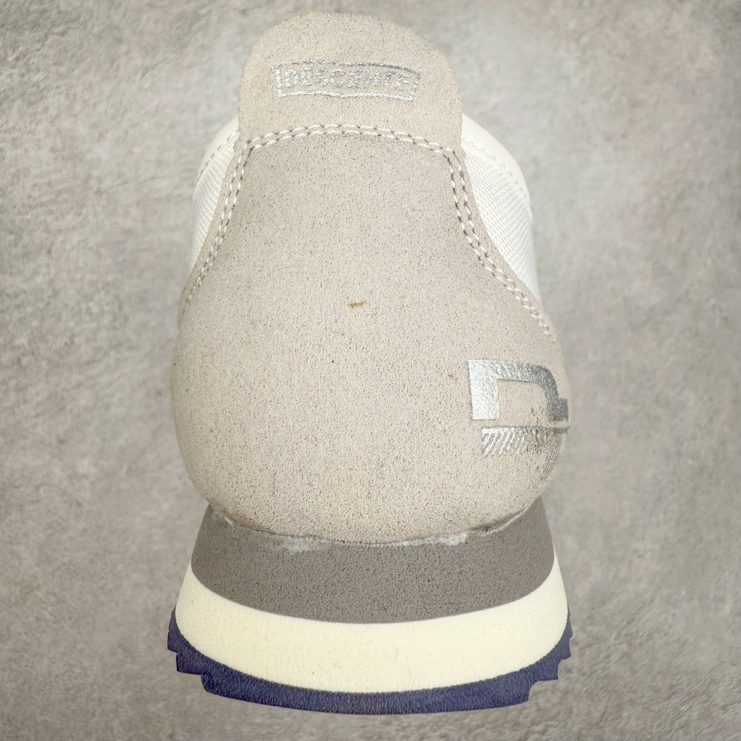 图片[8]-DESCENTE Sport Style Chron Racer迪桑特舒适百搭防滑耐磨低帮生活休闲鞋 是一款集复古与现代于一体的低帮跑步鞋 简洁的牛皮鞋面不仅彰显出时尚的质感 还适用于多种场合的穿搭 这款鞋子的透气性能极佳 轻质弹性鞋底则提供了良好的舒适度和耐磨性 使你在行走或跑步时都能感受到脚底的柔软与支撑 尺码：36 36.5 37.5 38 38.5 39 40 40.5 41 42 42.5 43 44 44.5 45-选品中心