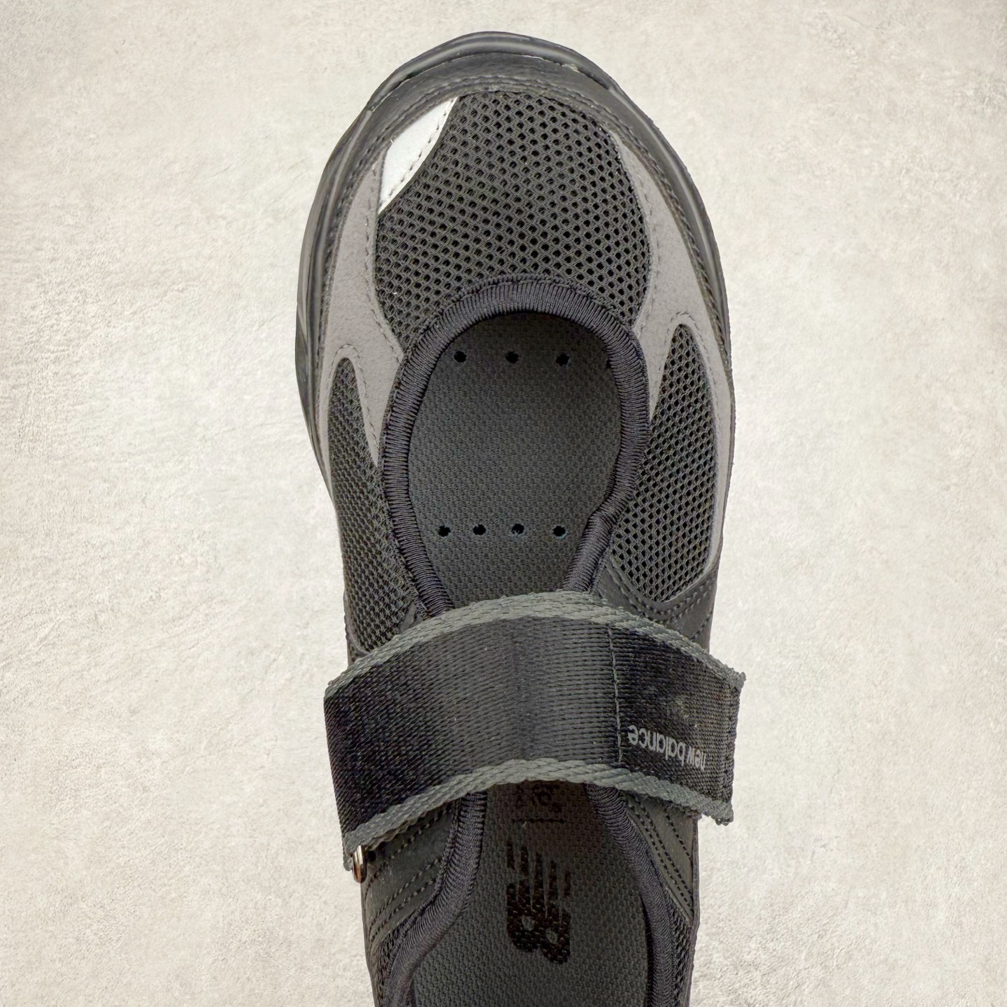 图片[4]-New Balance NB Breeze SD2202 舒适百搭 玛丽珍防滑耐磨低帮生活休闲鞋 随着潮流风向的转变，玛丽珍鞋赛道成为各大球鞋品牌竞相角逐的热门领域，这无疑为我们带来了更多样化的选择空间。这不，就在近日，New Balance 宣布将再度推出 New Balance BREEZE SD2202 鞋型的新配色。在鞋型方面，它有着标准的玛丽珍鞋外观，采用魔术贴取代了一般球鞋的鞋带系统，NB 的徽标也设置于此。鞋面正上方有大面积镂空设计，仔细观察，中底橡胶区域同样设有小孔，进一步增强了透气性。尺码：36 37 37.5 38 38.5 39 40-选品中心