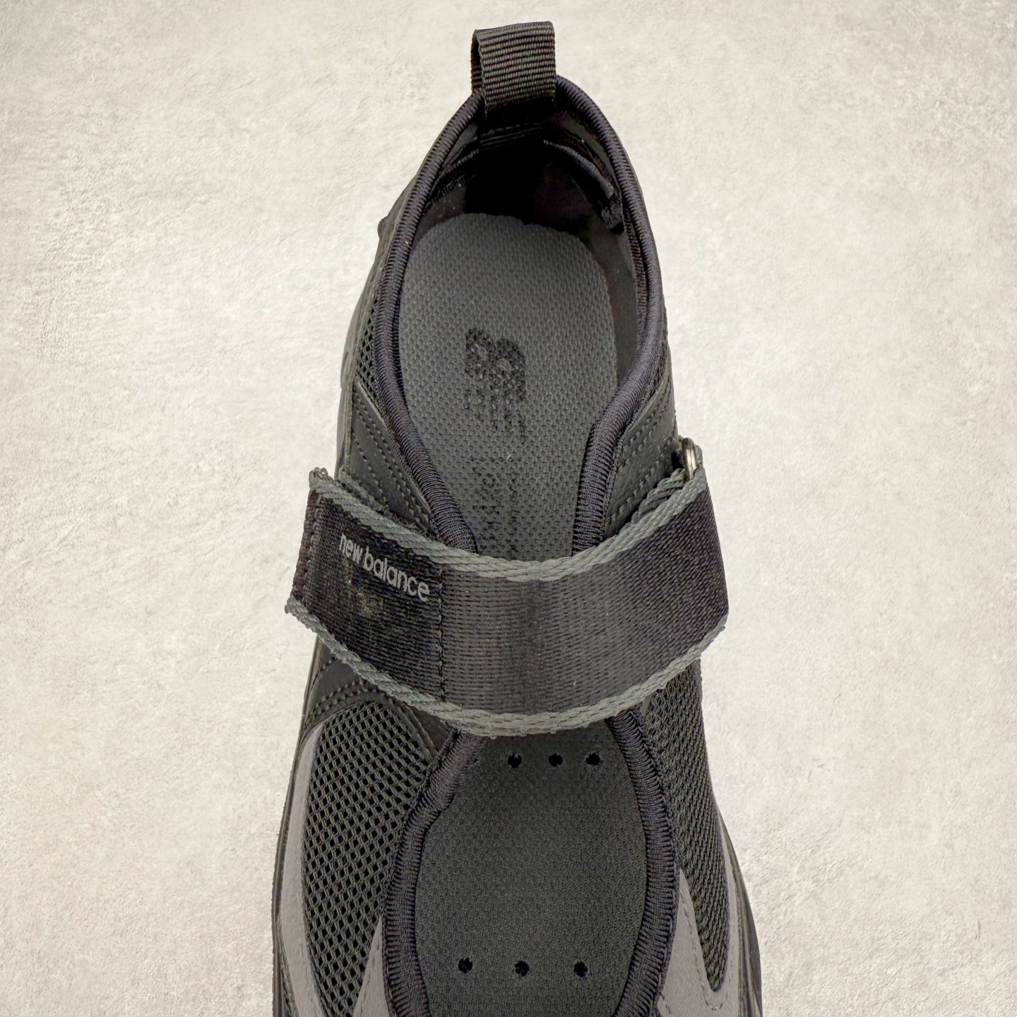 图片[5]-New Balance NB Breeze SD2202 舒适百搭 玛丽珍防滑耐磨低帮生活休闲鞋 随着潮流风向的转变，玛丽珍鞋赛道成为各大球鞋品牌竞相角逐的热门领域，这无疑为我们带来了更多样化的选择空间。这不，就在近日，New Balance 宣布将再度推出 New Balance BREEZE SD2202 鞋型的新配色。在鞋型方面，它有着标准的玛丽珍鞋外观，采用魔术贴取代了一般球鞋的鞋带系统，NB 的徽标也设置于此。鞋面正上方有大面积镂空设计，仔细观察，中底橡胶区域同样设有小孔，进一步增强了透气性。尺码：36 37 37.5 38 38.5 39 40-选品中心