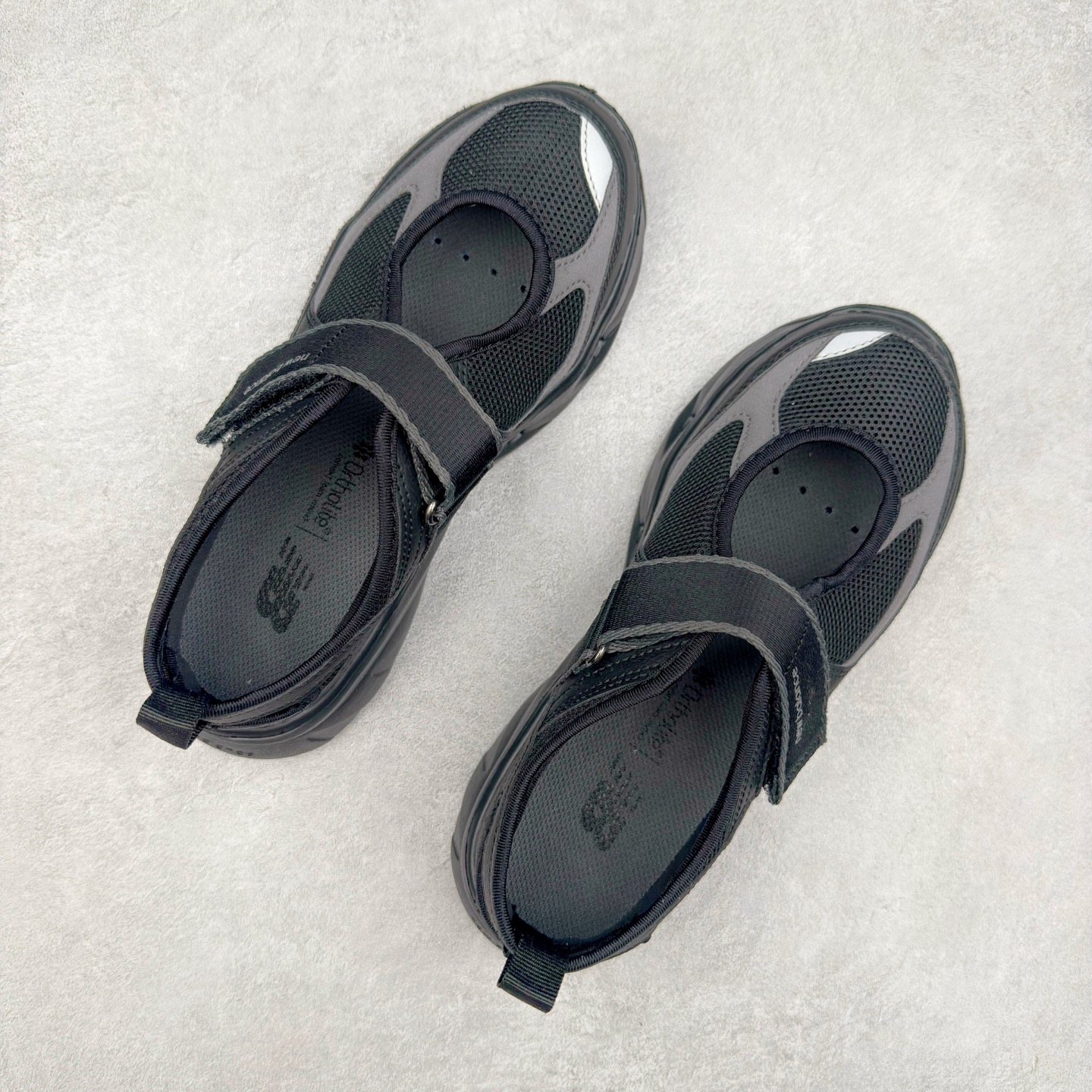 图片[3]-New Balance NB Breeze SD2202 舒适百搭 玛丽珍防滑耐磨低帮生活休闲鞋 随着潮流风向的转变，玛丽珍鞋赛道成为各大球鞋品牌竞相角逐的热门领域，这无疑为我们带来了更多样化的选择空间。这不，就在近日，New Balance 宣布将再度推出 New Balance BREEZE SD2202 鞋型的新配色。在鞋型方面，它有着标准的玛丽珍鞋外观，采用魔术贴取代了一般球鞋的鞋带系统，NB 的徽标也设置于此。鞋面正上方有大面积镂空设计，仔细观察，中底橡胶区域同样设有小孔，进一步增强了透气性。尺码：36 37 37.5 38 38.5 39 40-选品中心