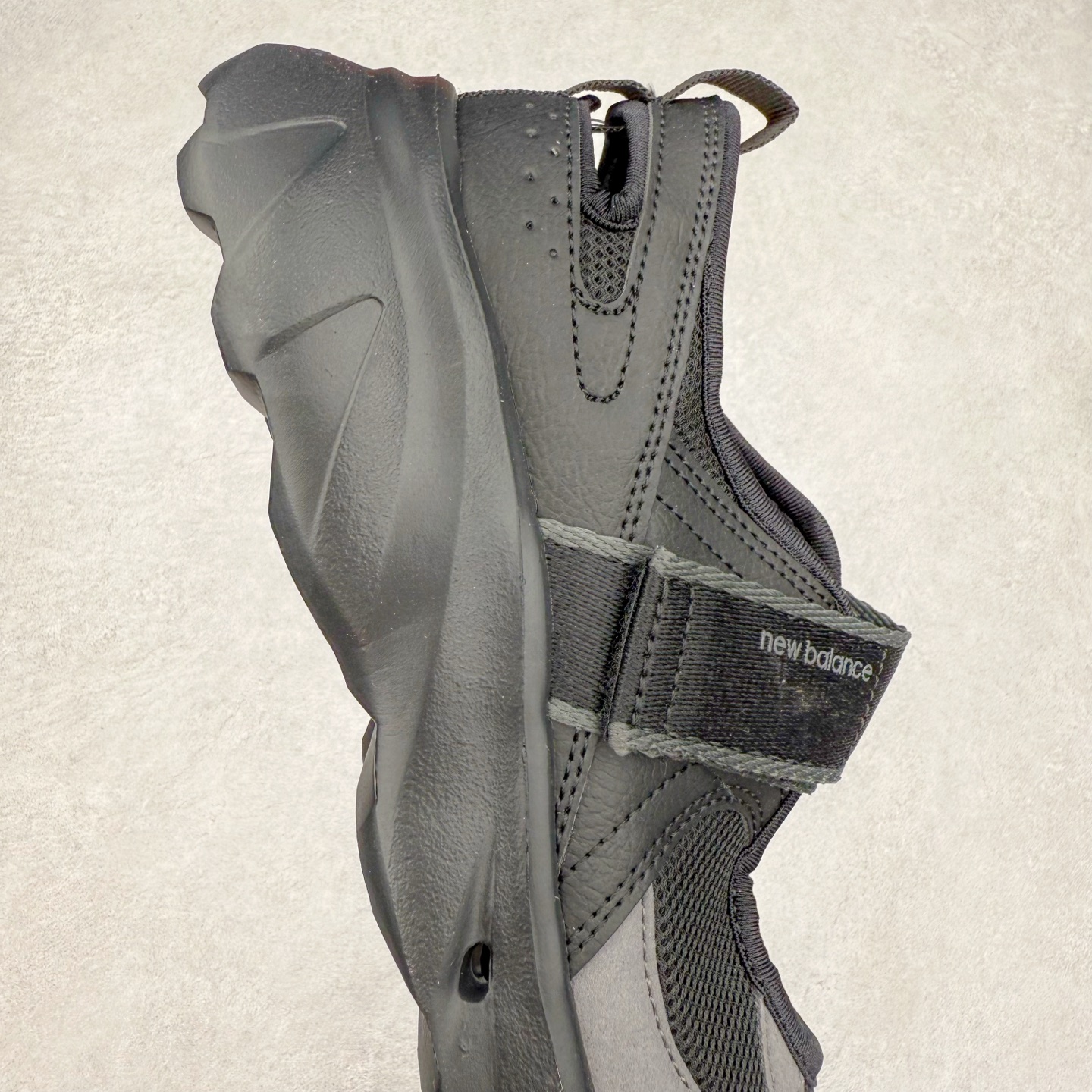 图片[6]-New Balance NB Breeze SD2202 舒适百搭 玛丽珍防滑耐磨低帮生活休闲鞋 随着潮流风向的转变，玛丽珍鞋赛道成为各大球鞋品牌竞相角逐的热门领域，这无疑为我们带来了更多样化的选择空间。这不，就在近日，New Balance 宣布将再度推出 New Balance BREEZE SD2202 鞋型的新配色。在鞋型方面，它有着标准的玛丽珍鞋外观，采用魔术贴取代了一般球鞋的鞋带系统，NB 的徽标也设置于此。鞋面正上方有大面积镂空设计，仔细观察，中底橡胶区域同样设有小孔，进一步增强了透气性。尺码：36 37 37.5 38 38.5 39 40-选品中心