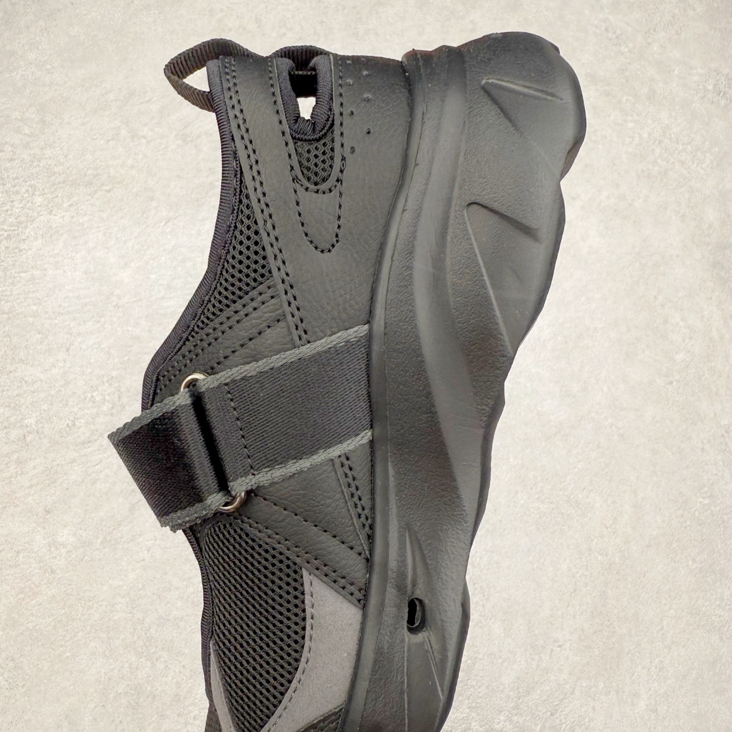 图片[7]-New Balance NB Breeze SD2202 舒适百搭 玛丽珍防滑耐磨低帮生活休闲鞋 随着潮流风向的转变，玛丽珍鞋赛道成为各大球鞋品牌竞相角逐的热门领域，这无疑为我们带来了更多样化的选择空间。这不，就在近日，New Balance 宣布将再度推出 New Balance BREEZE SD2202 鞋型的新配色。在鞋型方面，它有着标准的玛丽珍鞋外观，采用魔术贴取代了一般球鞋的鞋带系统，NB 的徽标也设置于此。鞋面正上方有大面积镂空设计，仔细观察，中底橡胶区域同样设有小孔，进一步增强了透气性。尺码：36 37 37.5 38 38.5 39 40-选品中心