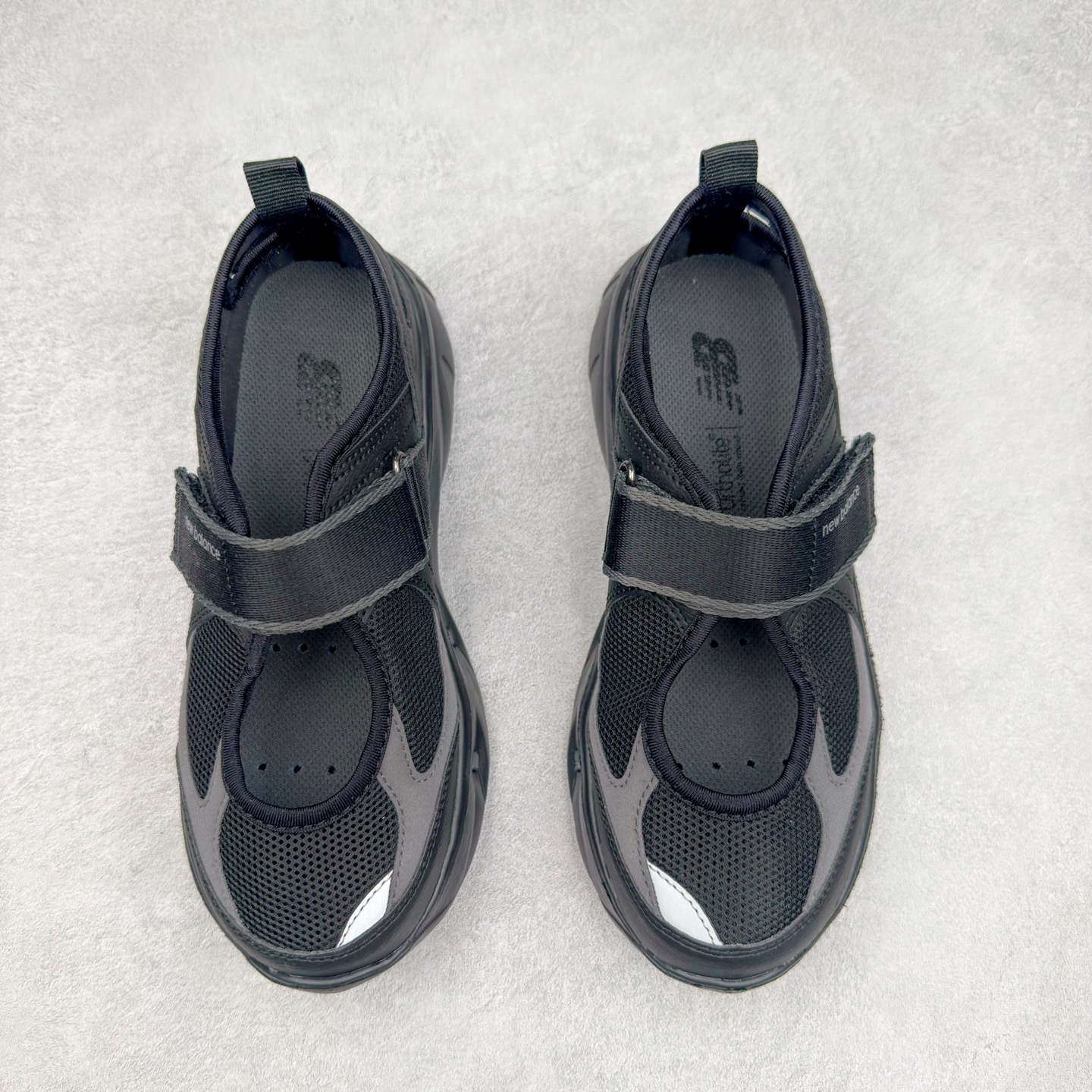 图片[2]-New Balance NB Breeze SD2202 舒适百搭 玛丽珍防滑耐磨低帮生活休闲鞋 随着潮流风向的转变，玛丽珍鞋赛道成为各大球鞋品牌竞相角逐的热门领域，这无疑为我们带来了更多样化的选择空间。这不，就在近日，New Balance 宣布将再度推出 New Balance BREEZE SD2202 鞋型的新配色。在鞋型方面，它有着标准的玛丽珍鞋外观，采用魔术贴取代了一般球鞋的鞋带系统，NB 的徽标也设置于此。鞋面正上方有大面积镂空设计，仔细观察，中底橡胶区域同样设有小孔，进一步增强了透气性。尺码：36 37 37.5 38 38.5 39 40-选品中心