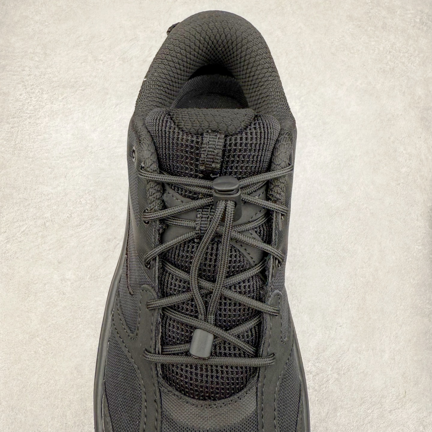 图片[5]-＃HK纯原 HOKA ONE ONE Bondi B3 LS 运动舒适低帮跑步鞋 男女同款 HOKA ONE ONE是来自美国的跑步鞋知名品牌，创立于2009年，始终致力于为所有跑者提供更新、更好的跑步装备。相比常规跑鞋，HOKA ONE ONE特别研发使用性能独特的几何形跑鞋中底，此种鞋底更厚、更高、回弹性也更好，除了卓越的缓冲性能，它还能为各种阶段的跑者带来更具动感、更加稳定的跑步体验。HOKAONE ONE从设计之初就清楚意识到，要保证跑者步幅的均匀一致，双脚自然而然的运动至关重要。实拍调校N版已经零色差零失真 百分百还原实物色彩所见即所得 不存在货不对板色差等低级问题 选购参考实物拍摄 不混卖不参货 只用心做好货严格选品 承诺混一赔十 尺码：36 36.5 37.5 38 38.5 39 40 40.5 41 42 42.5 43 44 44.5 45-选品中心