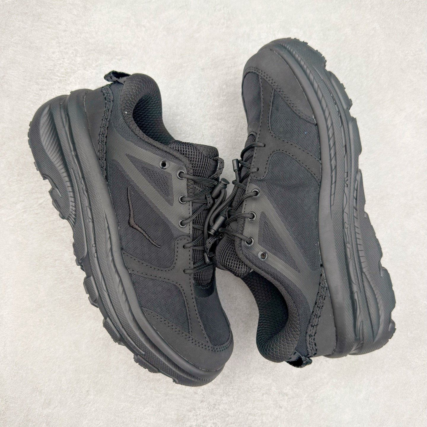 图片[3]-＃HK纯原 HOKA ONE ONE Bondi B3 LS 运动舒适低帮跑步鞋 男女同款 HOKA ONE ONE是来自美国的跑步鞋知名品牌，创立于2009年，始终致力于为所有跑者提供更新、更好的跑步装备。相比常规跑鞋，HOKA ONE ONE特别研发使用性能独特的几何形跑鞋中底，此种鞋底更厚、更高、回弹性也更好，除了卓越的缓冲性能，它还能为各种阶段的跑者带来更具动感、更加稳定的跑步体验。HOKAONE ONE从设计之初就清楚意识到，要保证跑者步幅的均匀一致，双脚自然而然的运动至关重要。实拍调校N版已经零色差零失真 百分百还原实物色彩所见即所得 不存在货不对板色差等低级问题 选购参考实物拍摄 不混卖不参货 只用心做好货严格选品 承诺混一赔十 尺码：36 36.5 37.5 38 38.5 39 40 40.5 41 42 42.5 43 44 44.5 45-选品中心