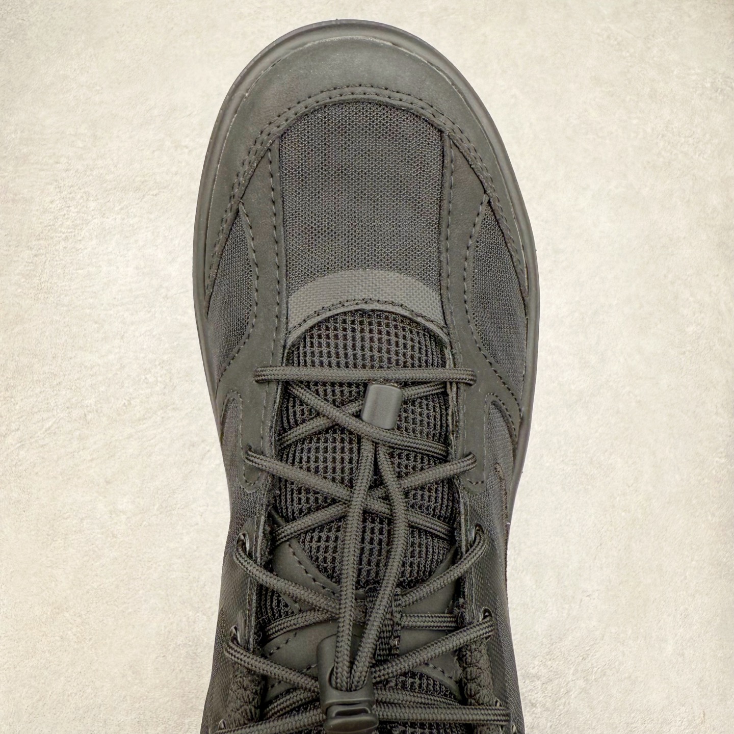 图片[4]-＃HK纯原 HOKA ONE ONE Bondi B3 LS 运动舒适低帮跑步鞋 男女同款 HOKA ONE ONE是来自美国的跑步鞋知名品牌，创立于2009年，始终致力于为所有跑者提供更新、更好的跑步装备。相比常规跑鞋，HOKA ONE ONE特别研发使用性能独特的几何形跑鞋中底，此种鞋底更厚、更高、回弹性也更好，除了卓越的缓冲性能，它还能为各种阶段的跑者带来更具动感、更加稳定的跑步体验。HOKAONE ONE从设计之初就清楚意识到，要保证跑者步幅的均匀一致，双脚自然而然的运动至关重要。实拍调校N版已经零色差零失真 百分百还原实物色彩所见即所得 不存在货不对板色差等低级问题 选购参考实物拍摄 不混卖不参货 只用心做好货严格选品 承诺混一赔十 尺码：36 36.5 37.5 38 38.5 39 40 40.5 41 42 42.5 43 44 44.5 45-选品中心