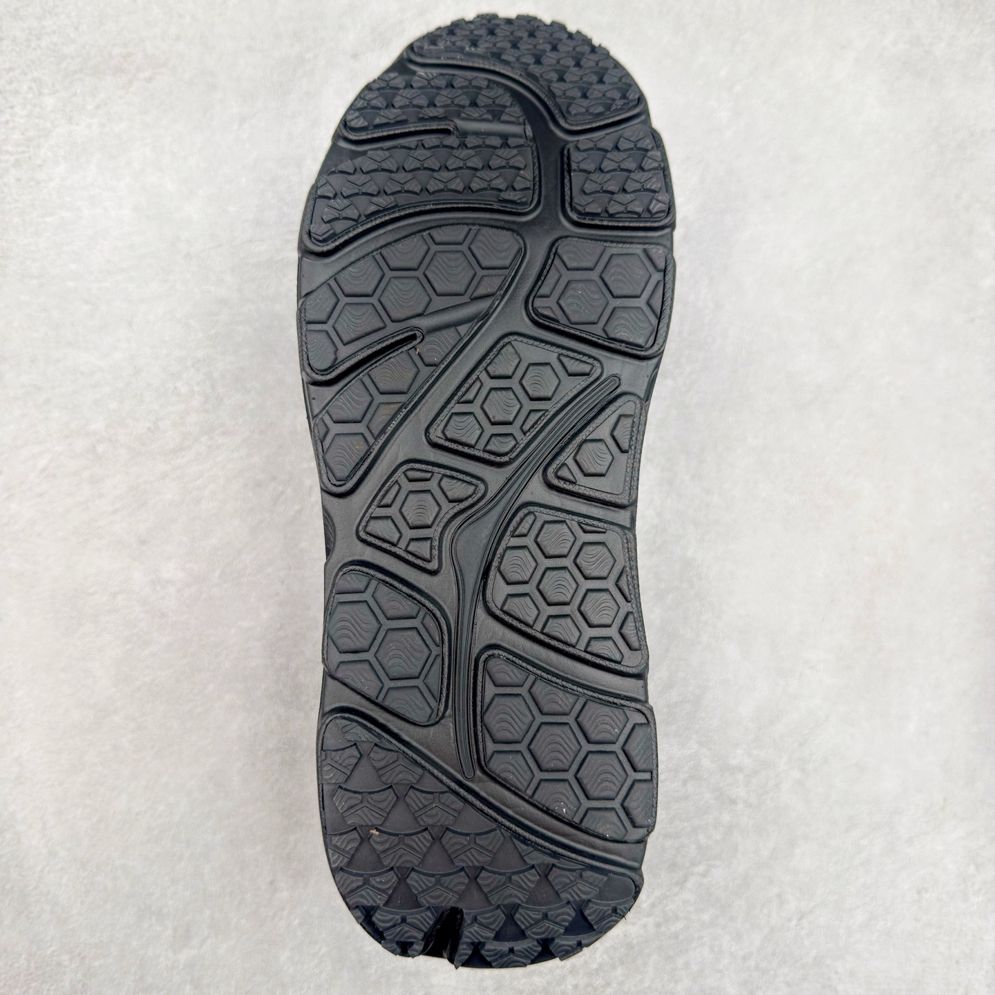 图片[9]-＃HK纯原 HOKA ONE ONE Bondi B3 LS 运动舒适低帮跑步鞋 男女同款 HOKA ONE ONE是来自美国的跑步鞋知名品牌，创立于2009年，始终致力于为所有跑者提供更新、更好的跑步装备。相比常规跑鞋，HOKA ONE ONE特别研发使用性能独特的几何形跑鞋中底，此种鞋底更厚、更高、回弹性也更好，除了卓越的缓冲性能，它还能为各种阶段的跑者带来更具动感、更加稳定的跑步体验。HOKAONE ONE从设计之初就清楚意识到，要保证跑者步幅的均匀一致，双脚自然而然的运动至关重要。实拍调校N版已经零色差零失真 百分百还原实物色彩所见即所得 不存在货不对板色差等低级问题 选购参考实物拍摄 不混卖不参货 只用心做好货严格选品 承诺混一赔十 尺码：36 36.5 37.5 38 38.5 39 40 40.5 41 42 42.5 43 44 44.5 45-选品中心