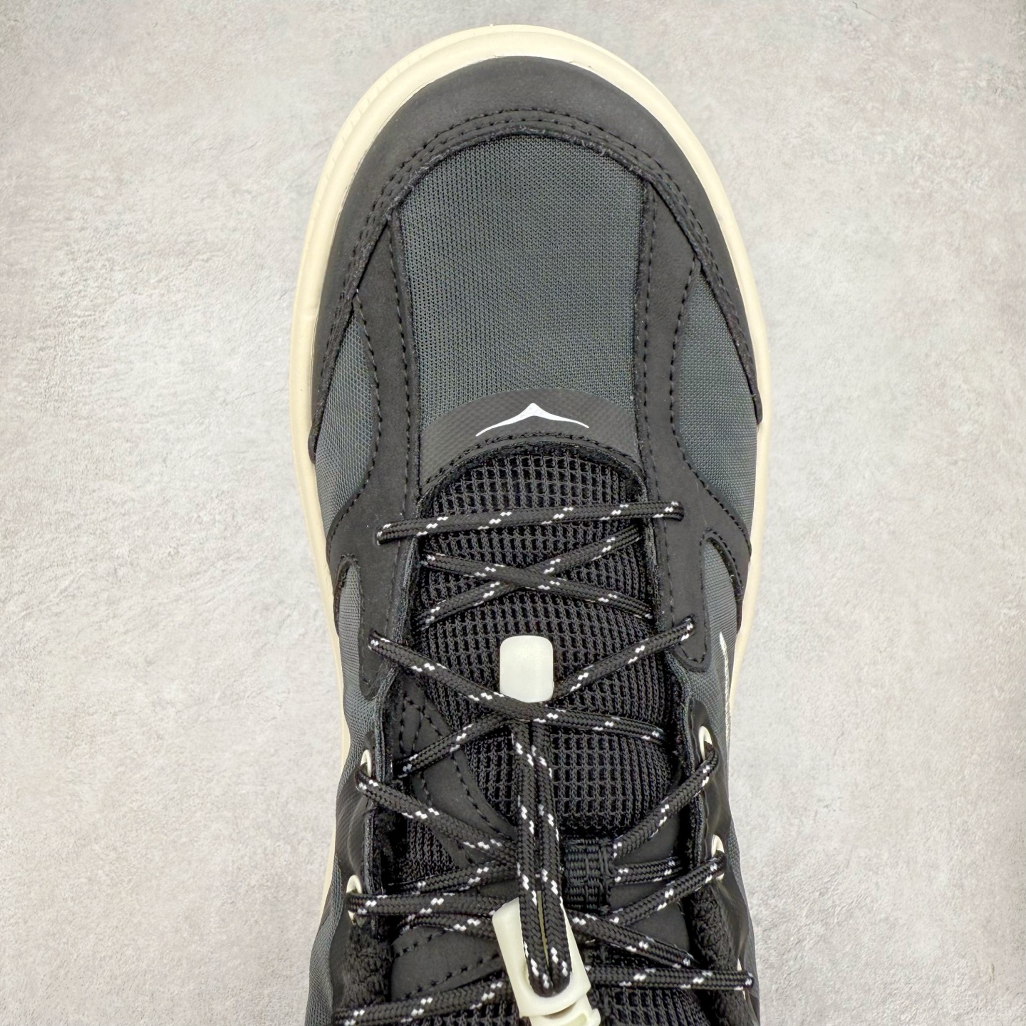 图片[4]-＃HK纯原 HOKA ONE ONE Bondi B3 LS 运动舒适低帮跑步鞋 男女同款 HOKA ONE ONE是来自美国的跑步鞋知名品牌，创立于2009年，始终致力于为所有跑者提供更新、更好的跑步装备。相比常规跑鞋，HOKA ONE ONE特别研发使用性能独特的几何形跑鞋中底，此种鞋底更厚、更高、回弹性也更好，除了卓越的缓冲性能，它还能为各种阶段的跑者带来更具动感、更加稳定的跑步体验。HOKAONE ONE从设计之初就清楚意识到，要保证跑者步幅的均匀一致，双脚自然而然的运动至关重要。实拍调校N版已经零色差零失真 百分百还原实物色彩所见即所得 不存在货不对板色差等低级问题 选购参考实物拍摄 不混卖不参货 只用心做好货严格选品 承诺混一赔十 尺码：36 36.5 37.5 38 38.5 39 40 40.5 41 42 42.5 43 44 44.5 45-选品中心