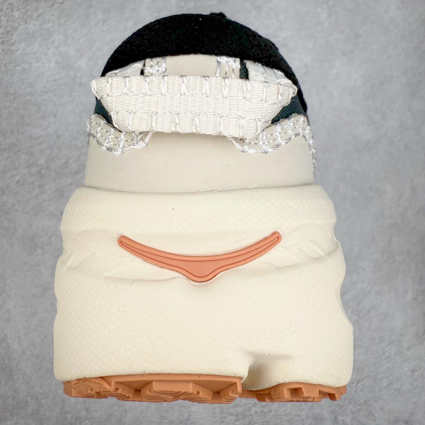 图片[8]-＃HK纯原 HOKA ONE ONE Bondi B3 LS 运动舒适低帮跑步鞋 男女同款 HOKA ONE ONE是来自美国的跑步鞋知名品牌，创立于2009年，始终致力于为所有跑者提供更新、更好的跑步装备。相比常规跑鞋，HOKA ONE ONE特别研发使用性能独特的几何形跑鞋中底，此种鞋底更厚、更高、回弹性也更好，除了卓越的缓冲性能，它还能为各种阶段的跑者带来更具动感、更加稳定的跑步体验。HOKAONE ONE从设计之初就清楚意识到，要保证跑者步幅的均匀一致，双脚自然而然的运动至关重要。实拍调校N版已经零色差零失真 百分百还原实物色彩所见即所得 不存在货不对板色差等低级问题 选购参考实物拍摄 不混卖不参货 只用心做好货严格选品 承诺混一赔十 尺码：36 36.5 37.5 38 38.5 39 40 40.5 41 42 42.5 43 44 44.5 45-选品中心