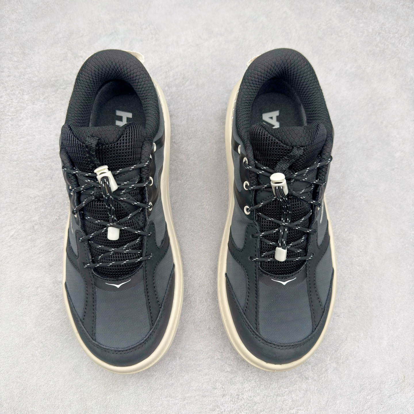 图片[2]-＃HK纯原 HOKA ONE ONE Bondi B3 LS 运动舒适低帮跑步鞋 男女同款 HOKA ONE ONE是来自美国的跑步鞋知名品牌，创立于2009年，始终致力于为所有跑者提供更新、更好的跑步装备。相比常规跑鞋，HOKA ONE ONE特别研发使用性能独特的几何形跑鞋中底，此种鞋底更厚、更高、回弹性也更好，除了卓越的缓冲性能，它还能为各种阶段的跑者带来更具动感、更加稳定的跑步体验。HOKAONE ONE从设计之初就清楚意识到，要保证跑者步幅的均匀一致，双脚自然而然的运动至关重要。实拍调校N版已经零色差零失真 百分百还原实物色彩所见即所得 不存在货不对板色差等低级问题 选购参考实物拍摄 不混卖不参货 只用心做好货严格选品 承诺混一赔十 尺码：36 36.5 37.5 38 38.5 39 40 40.5 41 42 42.5 43 44 44.5 45-选品中心