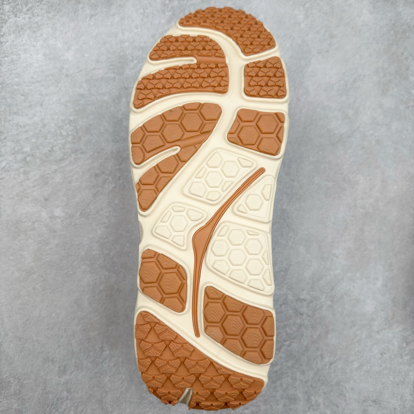 图片[9]-＃HK纯原 HOKA ONE ONE Bondi B3 LS 运动舒适低帮跑步鞋 男女同款 HOKA ONE ONE是来自美国的跑步鞋知名品牌，创立于2009年，始终致力于为所有跑者提供更新、更好的跑步装备。相比常规跑鞋，HOKA ONE ONE特别研发使用性能独特的几何形跑鞋中底，此种鞋底更厚、更高、回弹性也更好，除了卓越的缓冲性能，它还能为各种阶段的跑者带来更具动感、更加稳定的跑步体验。HOKAONE ONE从设计之初就清楚意识到，要保证跑者步幅的均匀一致，双脚自然而然的运动至关重要。实拍调校N版已经零色差零失真 百分百还原实物色彩所见即所得 不存在货不对板色差等低级问题 选购参考实物拍摄 不混卖不参货 只用心做好货严格选品 承诺混一赔十 尺码：36 36.5 37.5 38 38.5 39 40 40.5 41 42 42.5 43 44 44.5 45-选品中心