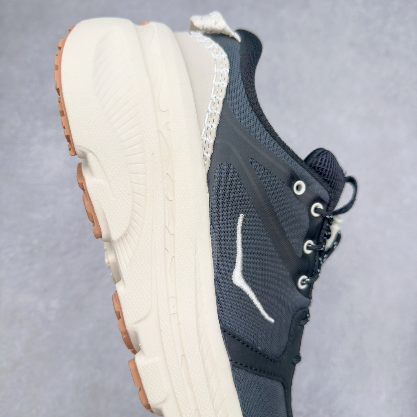 图片[6]-＃HK纯原 HOKA ONE ONE Bondi B3 LS 运动舒适低帮跑步鞋 男女同款 HOKA ONE ONE是来自美国的跑步鞋知名品牌，创立于2009年，始终致力于为所有跑者提供更新、更好的跑步装备。相比常规跑鞋，HOKA ONE ONE特别研发使用性能独特的几何形跑鞋中底，此种鞋底更厚、更高、回弹性也更好，除了卓越的缓冲性能，它还能为各种阶段的跑者带来更具动感、更加稳定的跑步体验。HOKAONE ONE从设计之初就清楚意识到，要保证跑者步幅的均匀一致，双脚自然而然的运动至关重要。实拍调校N版已经零色差零失真 百分百还原实物色彩所见即所得 不存在货不对板色差等低级问题 选购参考实物拍摄 不混卖不参货 只用心做好货严格选品 承诺混一赔十 尺码：36 36.5 37.5 38 38.5 39 40 40.5 41 42 42.5 43 44 44.5 45-选品中心