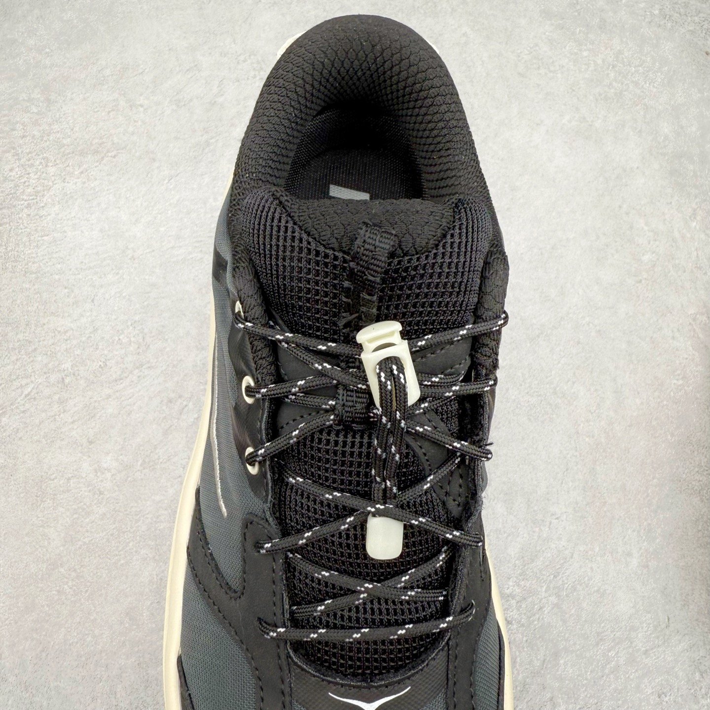 图片[5]-＃HK纯原 HOKA ONE ONE Bondi B3 LS 运动舒适低帮跑步鞋 男女同款 HOKA ONE ONE是来自美国的跑步鞋知名品牌，创立于2009年，始终致力于为所有跑者提供更新、更好的跑步装备。相比常规跑鞋，HOKA ONE ONE特别研发使用性能独特的几何形跑鞋中底，此种鞋底更厚、更高、回弹性也更好，除了卓越的缓冲性能，它还能为各种阶段的跑者带来更具动感、更加稳定的跑步体验。HOKAONE ONE从设计之初就清楚意识到，要保证跑者步幅的均匀一致，双脚自然而然的运动至关重要。实拍调校N版已经零色差零失真 百分百还原实物色彩所见即所得 不存在货不对板色差等低级问题 选购参考实物拍摄 不混卖不参货 只用心做好货严格选品 承诺混一赔十 尺码：36 36.5 37.5 38 38.5 39 40 40.5 41 42 42.5 43 44 44.5 45-选品中心