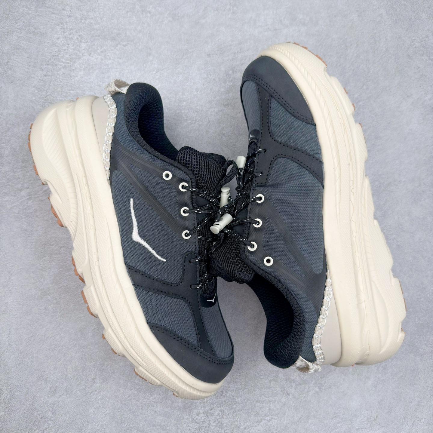 图片[3]-＃HK纯原 HOKA ONE ONE Bondi B3 LS 运动舒适低帮跑步鞋 男女同款 HOKA ONE ONE是来自美国的跑步鞋知名品牌，创立于2009年，始终致力于为所有跑者提供更新、更好的跑步装备。相比常规跑鞋，HOKA ONE ONE特别研发使用性能独特的几何形跑鞋中底，此种鞋底更厚、更高、回弹性也更好，除了卓越的缓冲性能，它还能为各种阶段的跑者带来更具动感、更加稳定的跑步体验。HOKAONE ONE从设计之初就清楚意识到，要保证跑者步幅的均匀一致，双脚自然而然的运动至关重要。实拍调校N版已经零色差零失真 百分百还原实物色彩所见即所得 不存在货不对板色差等低级问题 选购参考实物拍摄 不混卖不参货 只用心做好货严格选品 承诺混一赔十 尺码：36 36.5 37.5 38 38.5 39 40 40.5 41 42 42.5 43 44 44.5 45-选品中心