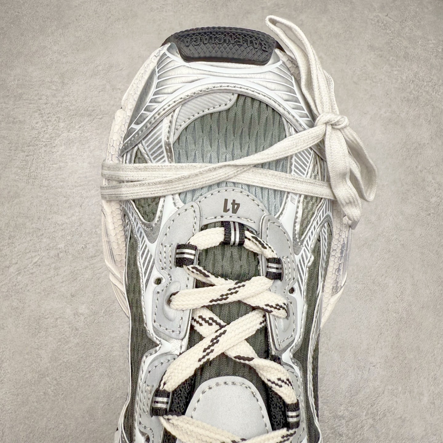 图片[4]-＃TG福利特价 BALENCIAGA 3XL Sneakers 巴黎世家十代网布系带低帮走秀复古老爹鞋 配套套现全码福利开炸 长期补货价格一步到位 市场中端王者 欢迎对比 实力大厂成熟流水线出品 品控完美 免检产品 新配色陆续开发 全套原纸板楦头开发 完美版型 鞋头边缘和后帮徽标 鞋面和后跟凸印尺码 鞋舌 3XL 橡胶品牌标识和反光细节 鞋帮拉袢和鞋舌拉祥 配反光细节 备用鞋带在鞋履前侧 可在穿着前取下 便于不同造型搭配 注意运费超重 偏大一码 尺码：35 36 37 38 39 40 41 42 43 44 45 46-选品中心