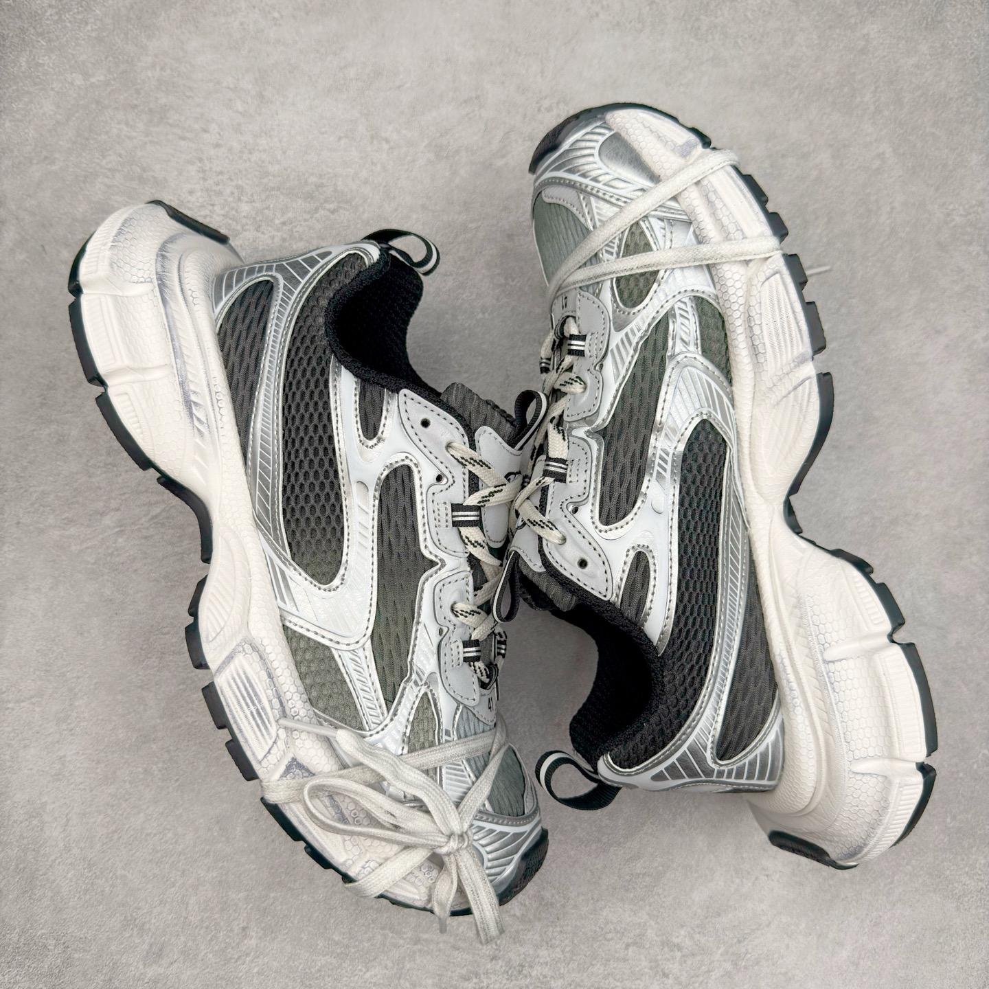 图片[3]-＃TG福利特价 BALENCIAGA 3XL Sneakers 巴黎世家十代网布系带低帮走秀复古老爹鞋 配套套现全码福利开炸 长期补货价格一步到位 市场中端王者 欢迎对比 实力大厂成熟流水线出品 品控完美 免检产品 新配色陆续开发 全套原纸板楦头开发 完美版型 鞋头边缘和后帮徽标 鞋面和后跟凸印尺码 鞋舌 3XL 橡胶品牌标识和反光细节 鞋帮拉袢和鞋舌拉祥 配反光细节 备用鞋带在鞋履前侧 可在穿着前取下 便于不同造型搭配 注意运费超重 偏大一码 尺码：35 36 37 38 39 40 41 42 43 44 45 46-选品中心