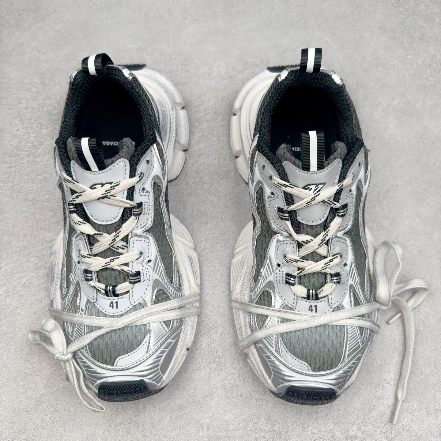 图片[2]-＃TG福利特价 BALENCIAGA 3XL Sneakers 巴黎世家十代网布系带低帮走秀复古老爹鞋 配套套现全码福利开炸 长期补货价格一步到位 市场中端王者 欢迎对比 实力大厂成熟流水线出品 品控完美 免检产品 新配色陆续开发 全套原纸板楦头开发 完美版型 鞋头边缘和后帮徽标 鞋面和后跟凸印尺码 鞋舌 3XL 橡胶品牌标识和反光细节 鞋帮拉袢和鞋舌拉祥 配反光细节 备用鞋带在鞋履前侧 可在穿着前取下 便于不同造型搭配 注意运费超重 偏大一码 尺码：35 36 37 38 39 40 41 42 43 44 45 46-选品中心