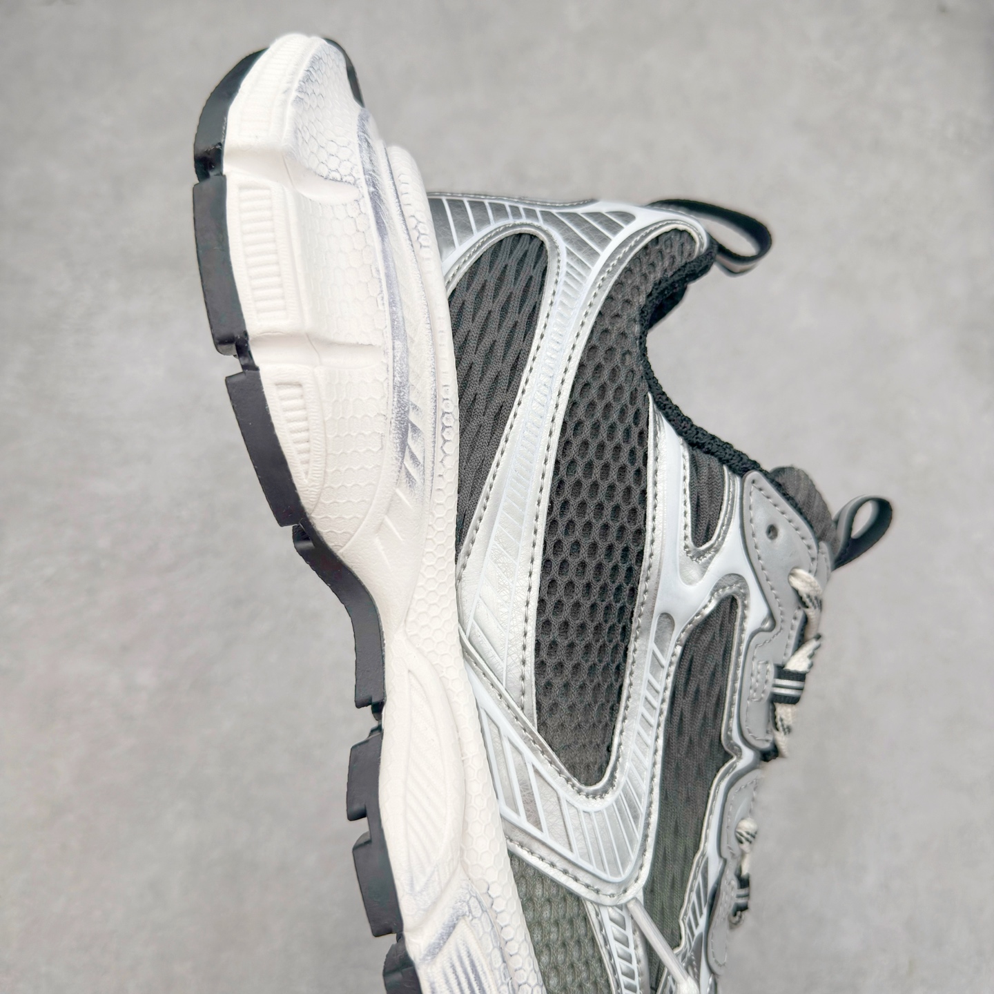 图片[6]-＃TG福利特价 BALENCIAGA 3XL Sneakers 巴黎世家十代网布系带低帮走秀复古老爹鞋 配套套现全码福利开炸 长期补货价格一步到位 市场中端王者 欢迎对比 实力大厂成熟流水线出品 品控完美 免检产品 新配色陆续开发 全套原纸板楦头开发 完美版型 鞋头边缘和后帮徽标 鞋面和后跟凸印尺码 鞋舌 3XL 橡胶品牌标识和反光细节 鞋帮拉袢和鞋舌拉祥 配反光细节 备用鞋带在鞋履前侧 可在穿着前取下 便于不同造型搭配 注意运费超重 偏大一码 尺码：35 36 37 38 39 40 41 42 43 44 45 46-选品中心