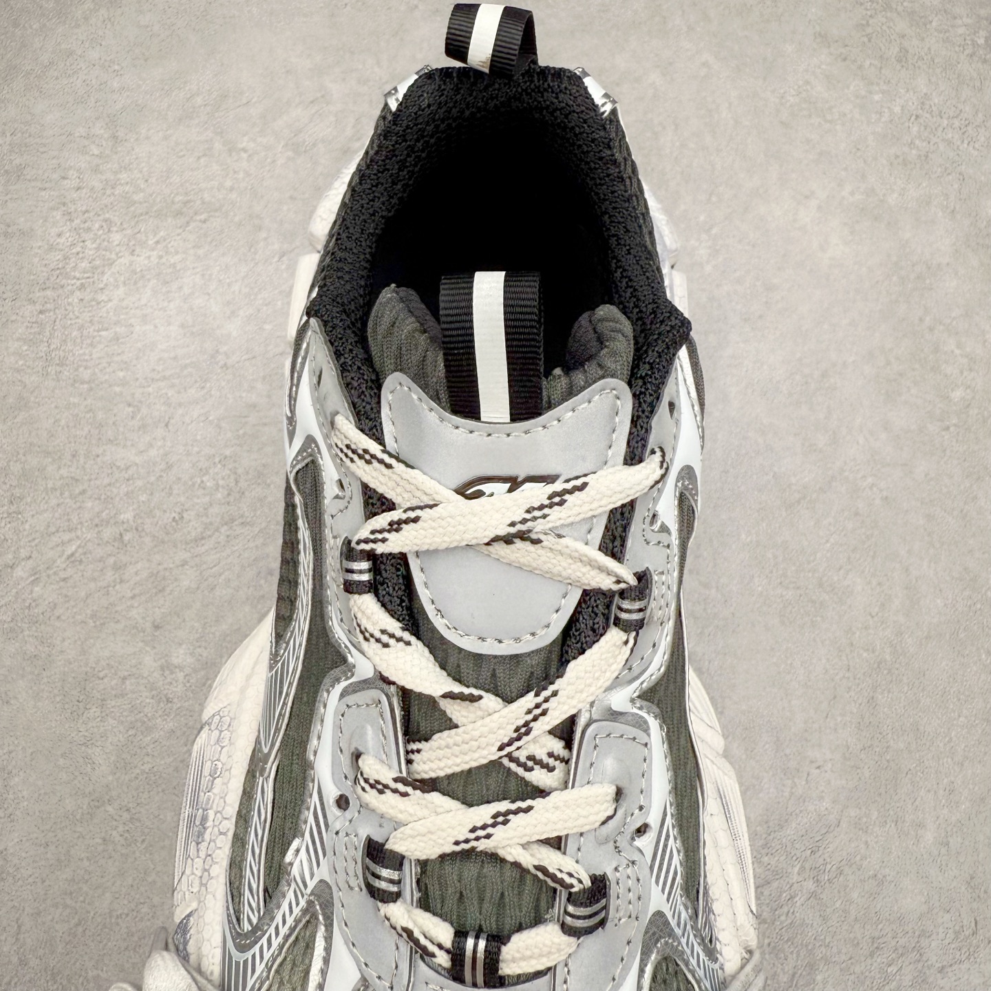 图片[5]-＃TG福利特价 BALENCIAGA 3XL Sneakers 巴黎世家十代网布系带低帮走秀复古老爹鞋 配套套现全码福利开炸 长期补货价格一步到位 市场中端王者 欢迎对比 实力大厂成熟流水线出品 品控完美 免检产品 新配色陆续开发 全套原纸板楦头开发 完美版型 鞋头边缘和后帮徽标 鞋面和后跟凸印尺码 鞋舌 3XL 橡胶品牌标识和反光细节 鞋帮拉袢和鞋舌拉祥 配反光细节 备用鞋带在鞋履前侧 可在穿着前取下 便于不同造型搭配 注意运费超重 偏大一码 尺码：35 36 37 38 39 40 41 42 43 44 45 46-选品中心