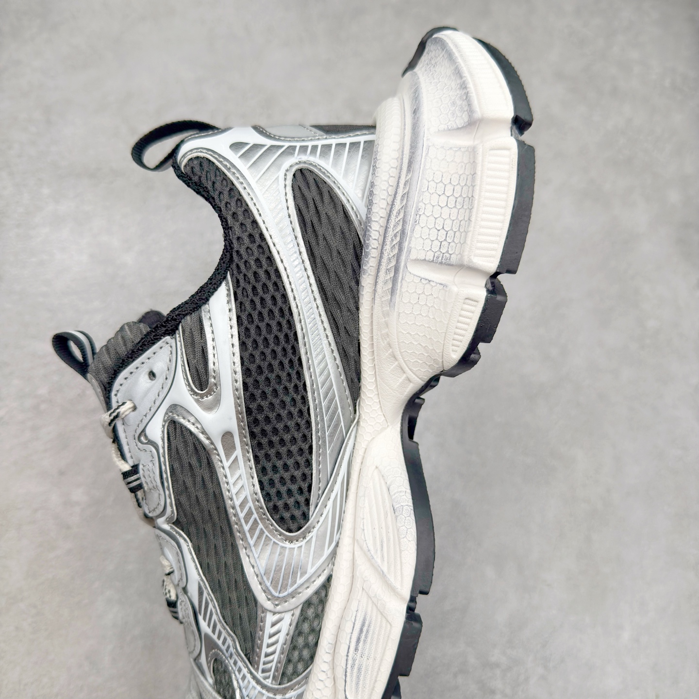 图片[7]-＃TG福利特价 BALENCIAGA 3XL Sneakers 巴黎世家十代网布系带低帮走秀复古老爹鞋 配套套现全码福利开炸 长期补货价格一步到位 市场中端王者 欢迎对比 实力大厂成熟流水线出品 品控完美 免检产品 新配色陆续开发 全套原纸板楦头开发 完美版型 鞋头边缘和后帮徽标 鞋面和后跟凸印尺码 鞋舌 3XL 橡胶品牌标识和反光细节 鞋帮拉袢和鞋舌拉祥 配反光细节 备用鞋带在鞋履前侧 可在穿着前取下 便于不同造型搭配 注意运费超重 偏大一码 尺码：35 36 37 38 39 40 41 42 43 44 45 46-选品中心